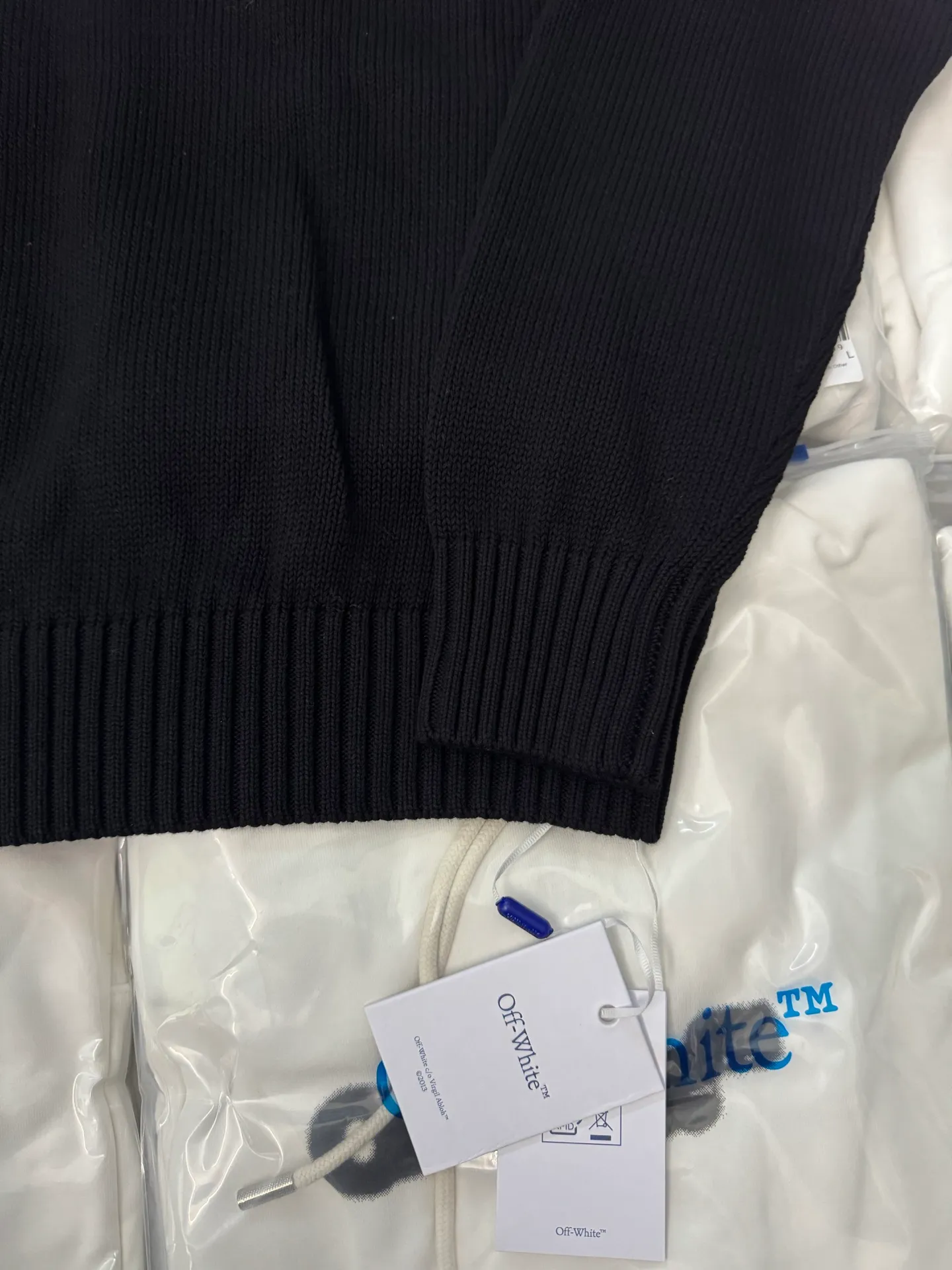 OF 208 OFF-WHITEClassic Hot Sale OW 25FW Same Style 32 ， Premium ， ， 0.8 ， 。 ， ， 。 ， ， ， ，Breathable 。 ， ， ， 100-200 ， ， 。 ， ， ， 。 Quality ， ， ， ， 。 ： 、Cream White Size:S.M.L(oversize ) OW Size S 68、 118、 60【 175/150 】 M 70、 122、 61【 185/170 】 L 72、 126、 62【 195/190 】 【 ： ！】