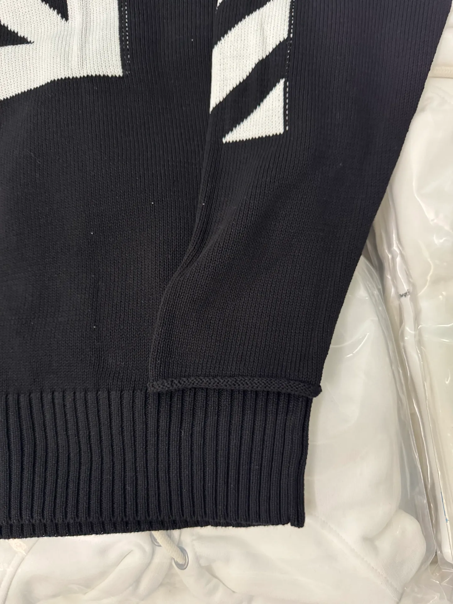 OF 204 P170 OFF-WHITEClassic Hot Sale OW 22FWClassic Same Style 32 ， Premium ， ， 0.8 ， 。 ， ， 。 ， ， ， ，Breathable 。 ， ， ， 100-200 ， ， 。 ， ， ， 。 Quality ， ， ， ， 。 ： Size:S.M.L(oversize ) OW Size S 68、 118、 60【 175/150 】 M 70、 122、 61【 185/170 】 L 72、 126、 62【 195/190 】 【 ： ！】