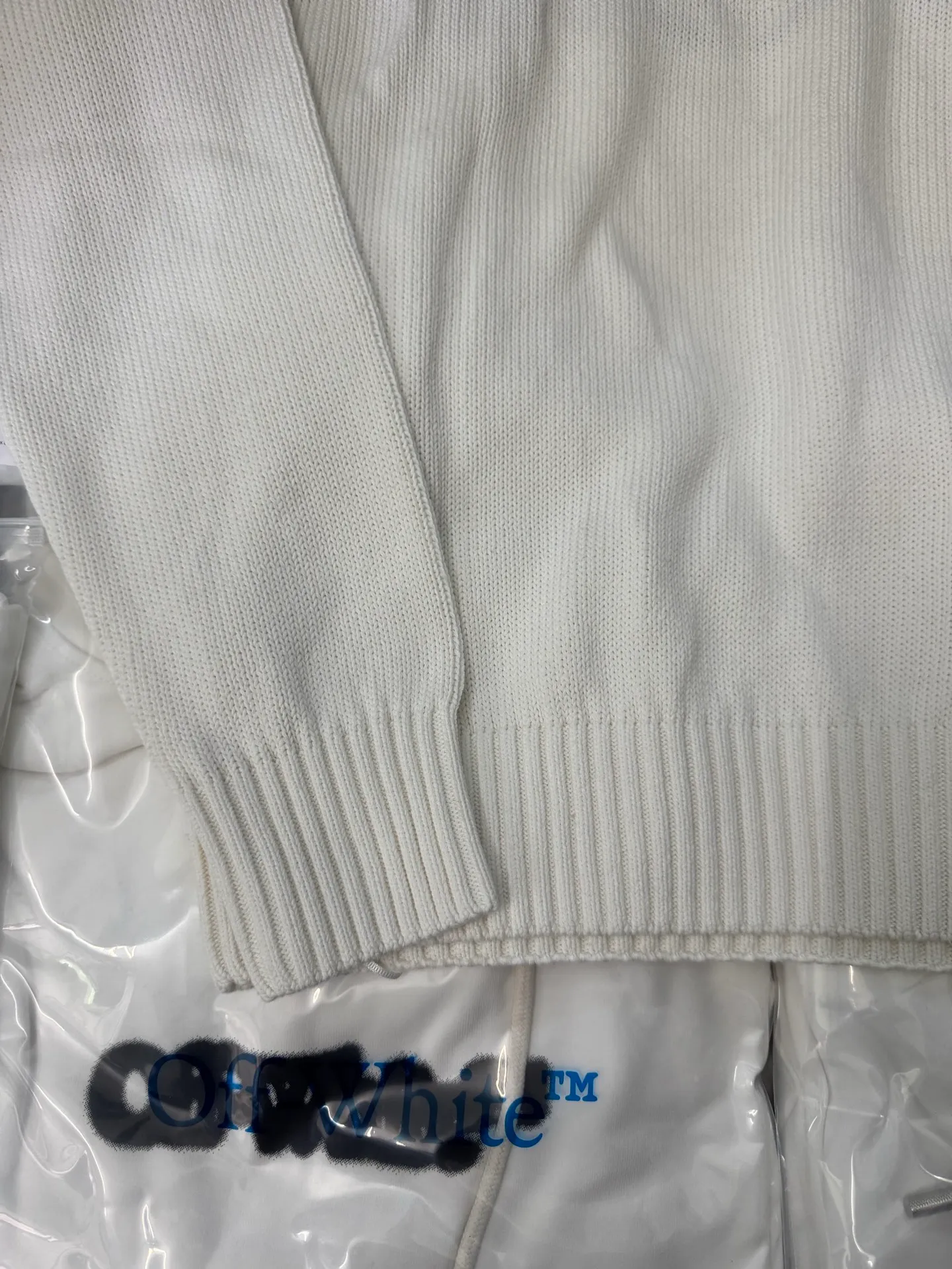 OF 208 OFF-WHITEClassic Hot Sale OW 25FW Same Style 32 ， Premium ， ， 0.8 ， 。 ， ， 。 ， ， ， ，Breathable 。 ， ， ， 100-200 ， ， 。 ， ， ， 。 Quality ， ， ， ， 。 ： 、Cream White Size:S.M.L(oversize ) OW Size S 68、 118、 60【 175/150 】 M 70、 122、 61【 185/170 】 L 72、 126、 62【 195/190 】 【 ： ！】