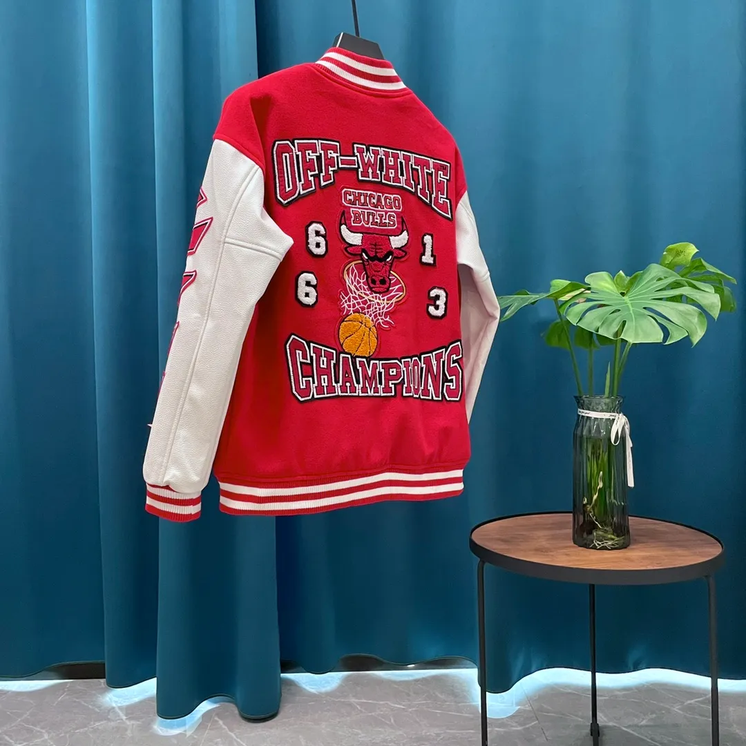 OFF WHITE➡️2024ss runway style baseball uniform jacket. Ordered the original model. It took a month to finally ship. I love it so much. The upper body is really handsome. If you look through the street photos at will, you will find that celebrities regard it as a collectible jacket, a must-have item for men and women who want light luxury for commuting. It took 1 month to develop the highest version of the entire network. It took 1 month to customize pure woolen fabrics and lambskin. The weight of a single garment is as high as 900 grams, which is extremely costly. The German imported flat machine is custom-woven with wool jacquard threads, and the first layer of imported lambskin is selected. The pleated texture is invincible. Hand-cut and meticulously crafted. The stitching position is very technical. Whether the whole garment is good or not depends on this position. Top-notch workmanship and details can stand the test. A full set of customized accessories, the letters are clear and perfectly restored without any difference. Premium atmosphere and full grade! The entire dress is exclusively customized with heavy craftsmanship. The towel patch embroidery is perfectly combined with craft embroidery and precise stitching! Absolute craftsmanship and quality!