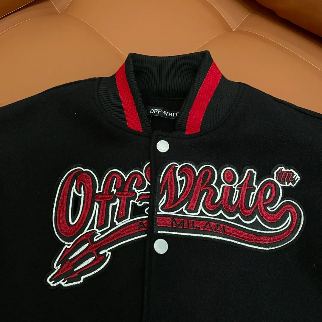 OFF WHITE➡️2024ss runway style baseball uniform jacket. Ordered the original model. It took a month to finally ship. I love it so much. The upper body is really handsome. A Douyin blogger said that this year's new jacket will become a future trend. If you look through street photos, you will find that celebrities regard it as a collectible jacket, a must-have item for men and women who want light luxury for commuting. Developing the highest version on the entire network, it took 1 month to customize and the cost was extremely high. The German imported flat machine made custom-woven wool jacquard threads, using the first layer of imported lambskin. The pleated texture is incomparable. It is hand-cut and meticulously crafted. The stitching position is very technical. Whether the whole garment looks good or not depends on this position. Top-notch workmanship and details can stand the test. A full set of customized accessories, the letters are clear and perfectly restored without any difference. Premium atmosphere and full grade! The entire dress is exclusively customized with heavy craftsmanship. The towel patch embroidery is perfectly combined with craft embroidery and precise stitching! Absolute craftsmanship and quality!