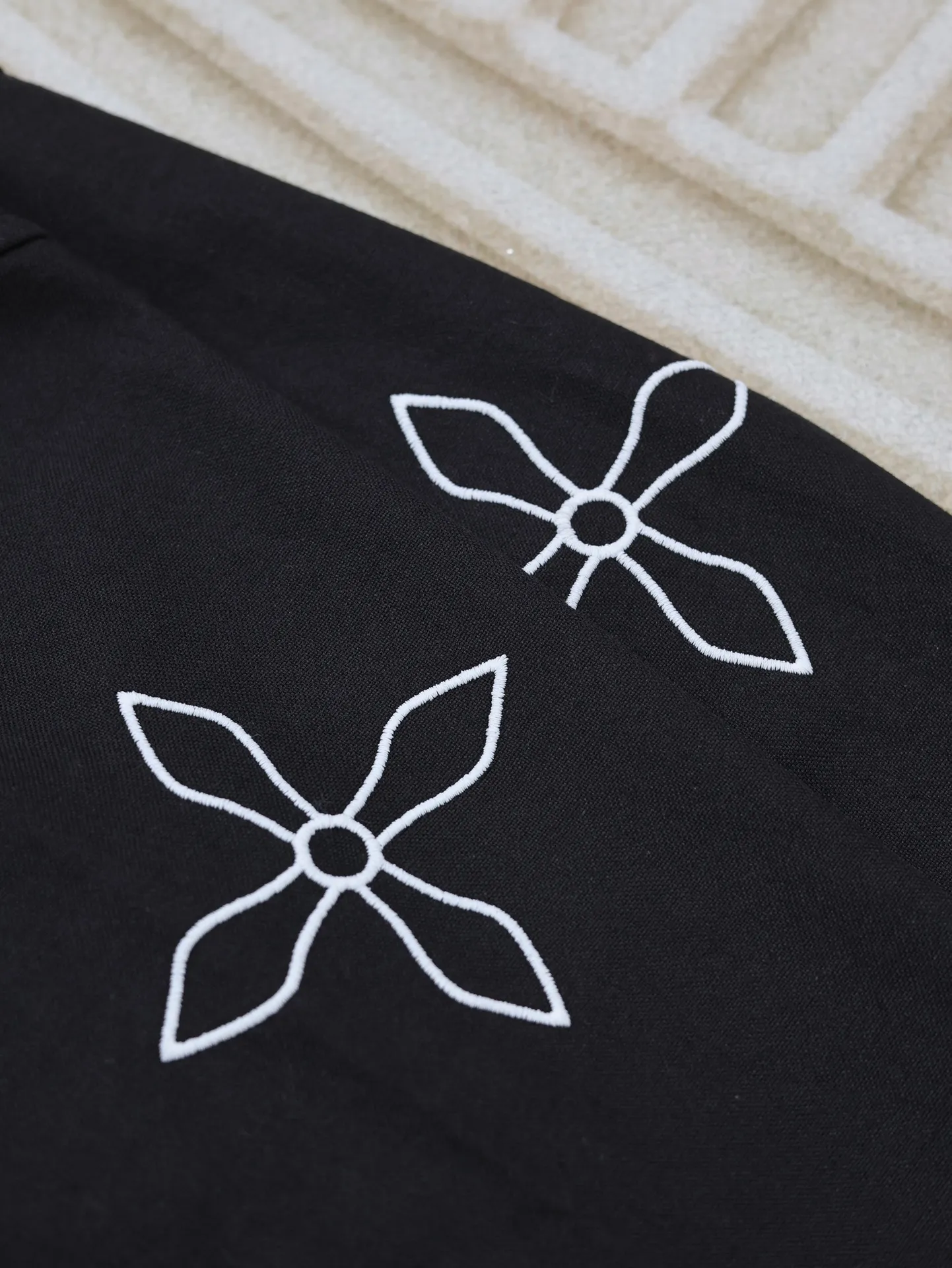 SMFK Cross Light of Night Classic Embroidery Shirt This is inspired by the design style of Chinese symmetrical placket and lotus leaf collar. It is combined with modern shirts to form a new Chinese style for outer wear. The material is imitation silk fabric and pleated. The left chest pocket is embroidered with exquisite cross flowers. The arms are embroidered with dark pattern hollow flower armbands. Shirt size: S/M