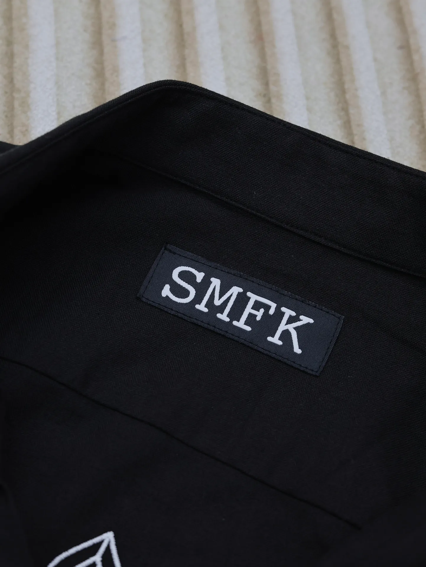 SMFK Cross Light of Night Classic Embroidery Shirt This is inspired by the design style of Chinese symmetrical placket and lotus leaf collar. It is combined with modern shirts to form a new Chinese style for outer wear. The material is imitation silk fabric and pleated. The left chest pocket is embroidered with exquisite cross flowers. The arms are embroidered with dark pattern hollow flower armbands. Shirt size: S/M