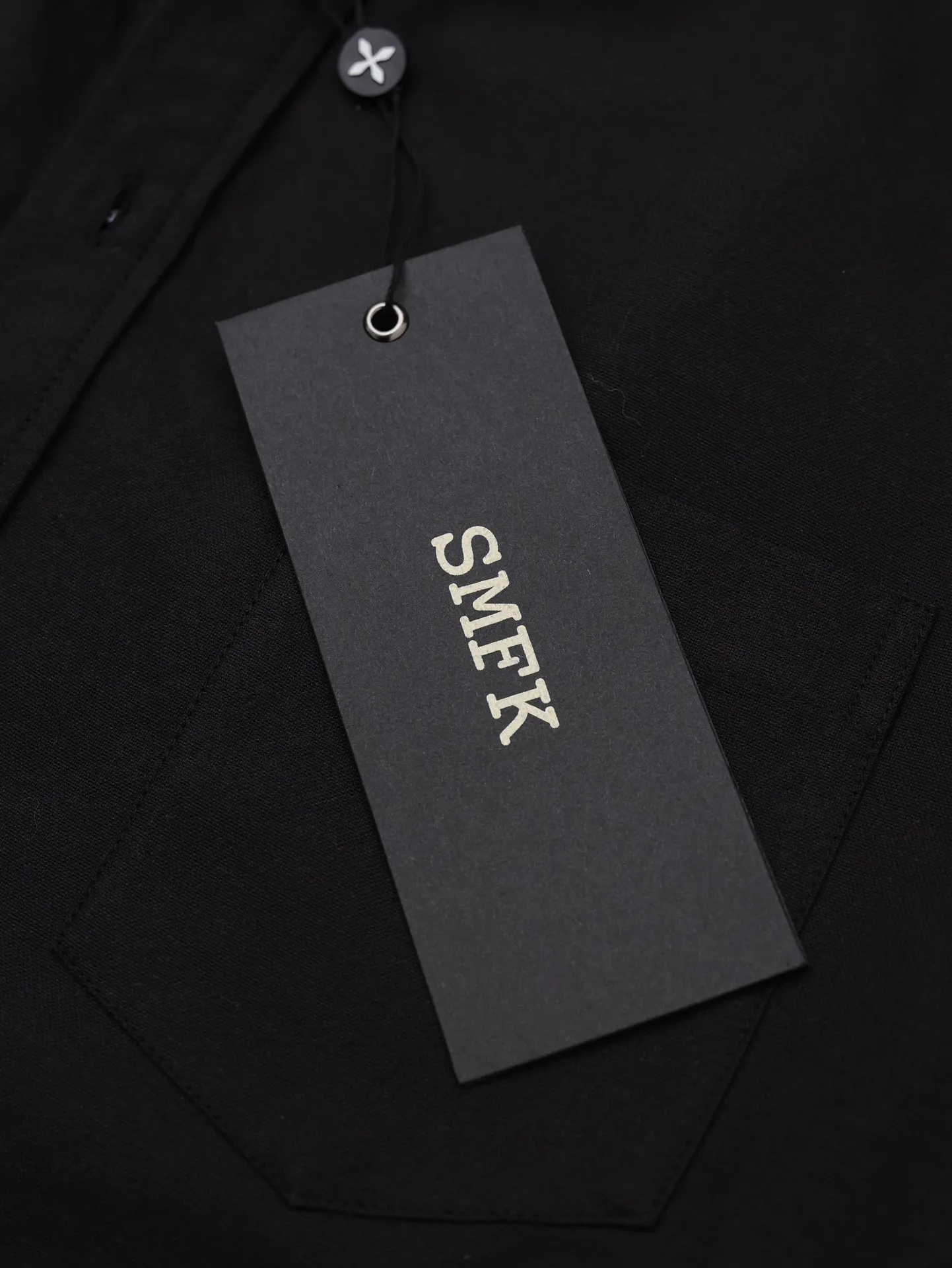 SMFK Cross Light of Night Classic Embroidery Shirt This is inspired by the design style of Chinese symmetrical placket and lotus leaf collar. It is combined with modern shirts to form a new Chinese style for outer wear. The material is imitation silk fabric and pleated. The left chest pocket is embroidered with exquisite cross flowers. The arms are embroidered with dark pattern hollow flower armbands. Shirt size: S/M