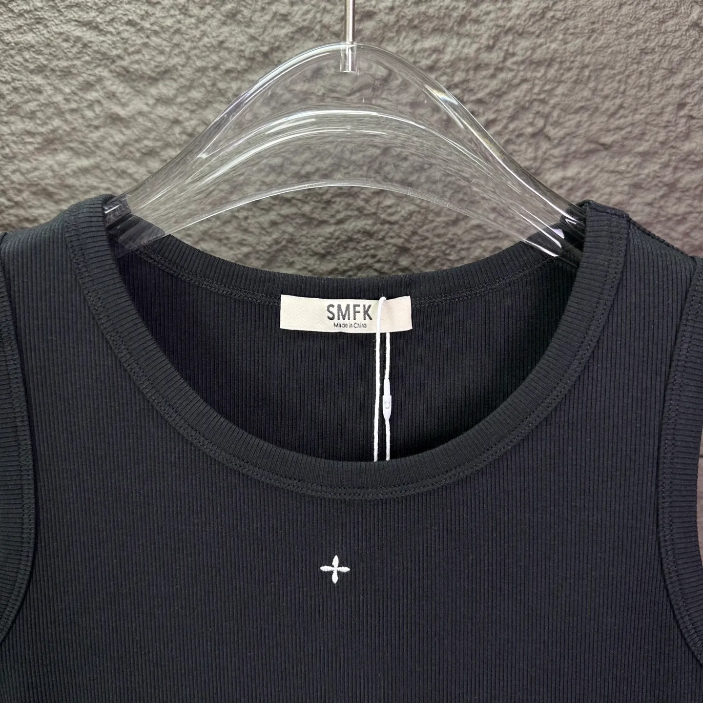 (top version) SMFK 2026New Arrival embroidery🪡Classic badge women's vest 🔥High version🔥High version🔥 Original fabric Digital direct printing technology Internet celebrity Same Style High version High quality😘😘 The fabric is made of 300g pure cotton fabric, super comfortable to the touch, fashionable and individual, super Versatile, a good-looking vest, a must-have, packaging, tag Collar label washed wheat complete 👍 Color: Black, Pink, White Size: S, M, L