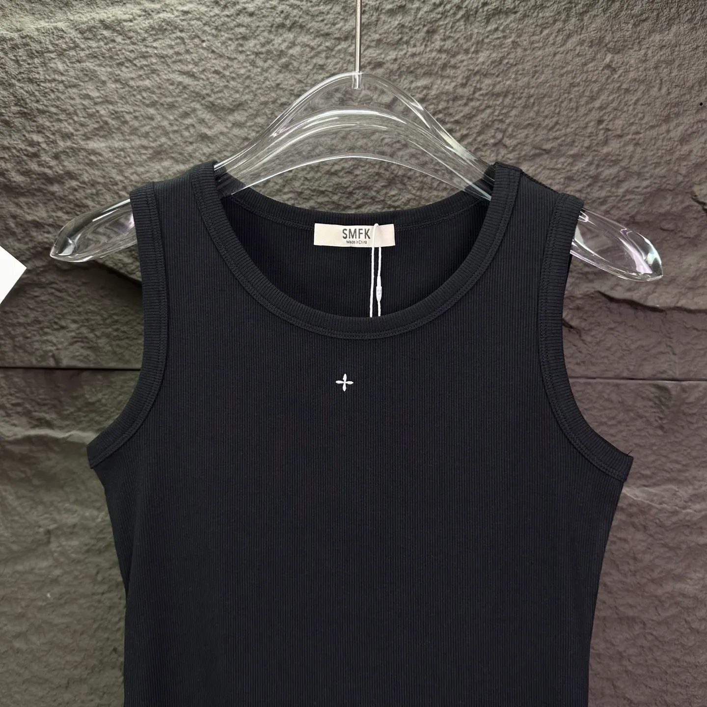 (top version) SMFK 2026New Arrival embroidery🪡Classic badge women's vest 🔥High version🔥High version🔥 Original fabric Digital direct printing technology Internet celebrity Same Style High version High quality😘😘 The fabric is made of 300g pure cotton fabric, super comfortable to the touch, fashionable and individual, super Versatile, a good-looking vest, a must-have, packaging, tag Collar label washed wheat complete 👍 Color: Black, Pink, White Size: S, M, L