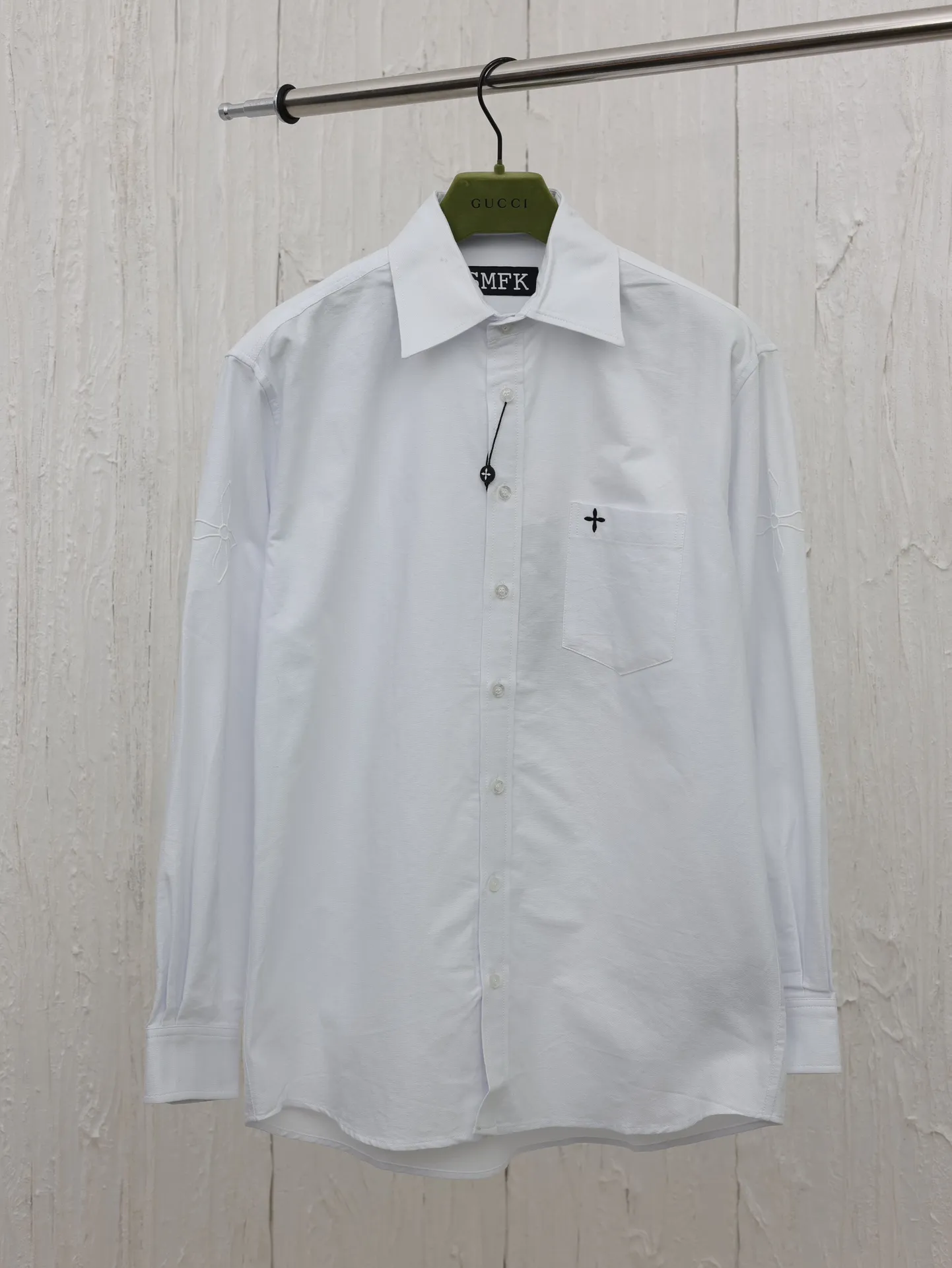 SMFK Cross Light of Night Classic Embroidery Shirt This is inspired by the design style of Chinese symmetrical placket and lotus leaf collar. It is combined with modern shirts to form a new Chinese style for outer wear. The material is imitation silk fabric and pleated. The left chest pocket is embroidered with exquisite cross flowers. The arms are embroidered with dark pattern hollow flower armbands. Shirt size: S/M