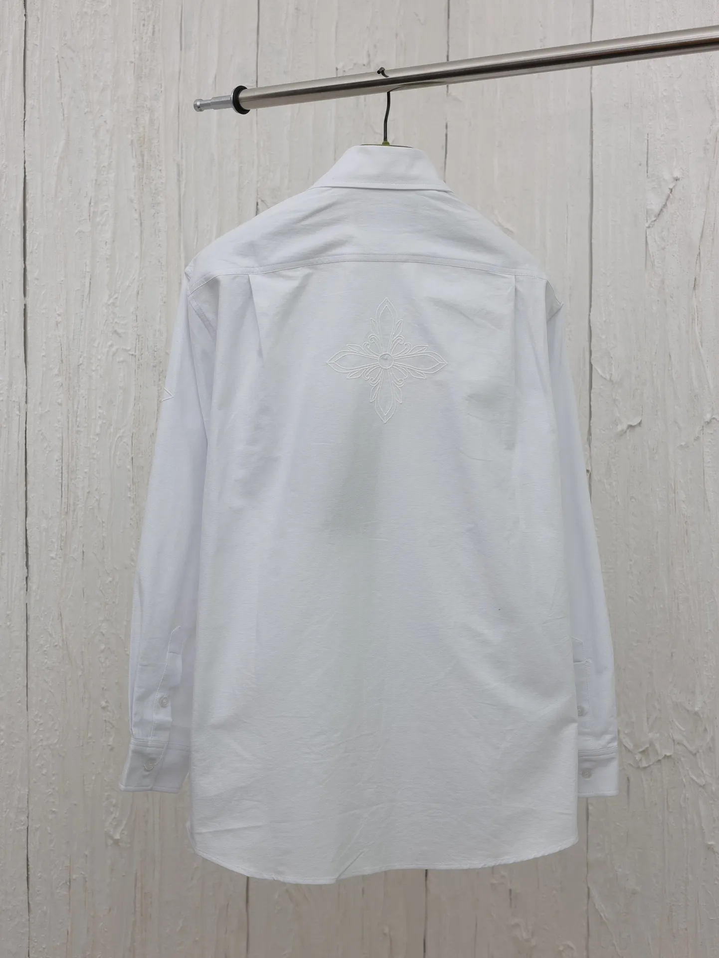 SMFK Cross Light of Night Classic Embroidery Shirt This is inspired by the design style of Chinese symmetrical placket and lotus leaf collar. It is combined with modern shirts to form a new Chinese style for outer wear. The material is imitation silk fabric and pleated. The left chest pocket is embroidered with exquisite cross flowers. The arms are embroidered with dark pattern hollow flower armbands. Shirt size: S/M