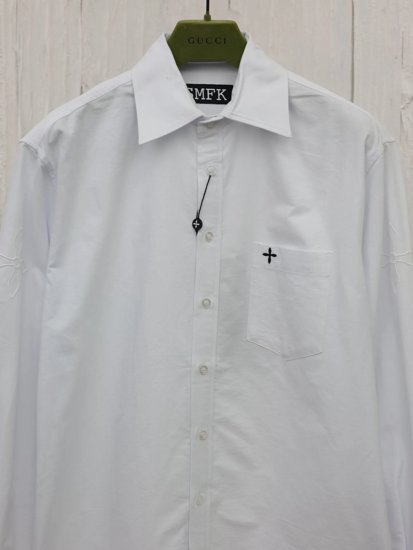 SMFK Cross Light of Night Classic Embroidery Shirt This is inspired by the design style of Chinese symmetrical placket and lotus leaf collar. It is combined with modern shirts to form a new Chinese style for outer wear. The material is imitation silk fabric and pleated. The left chest pocket is embroidered with exquisite cross flowers. The arms are embroidered with dark pattern hollow flower armbands. Shirt size: S/M