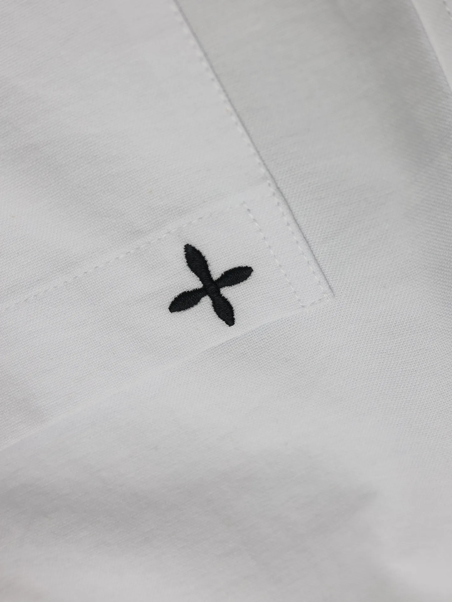 SMFK Cross Light of Night Classic Embroidery Shirt This is inspired by the design style of Chinese symmetrical placket and lotus leaf collar. It is combined with modern shirts to form a new Chinese style for outer wear. The material is imitation silk fabric and pleated. The left chest pocket is embroidered with exquisite cross flowers. The arms are embroidered with dark pattern hollow flower armbands. Shirt size: S/M