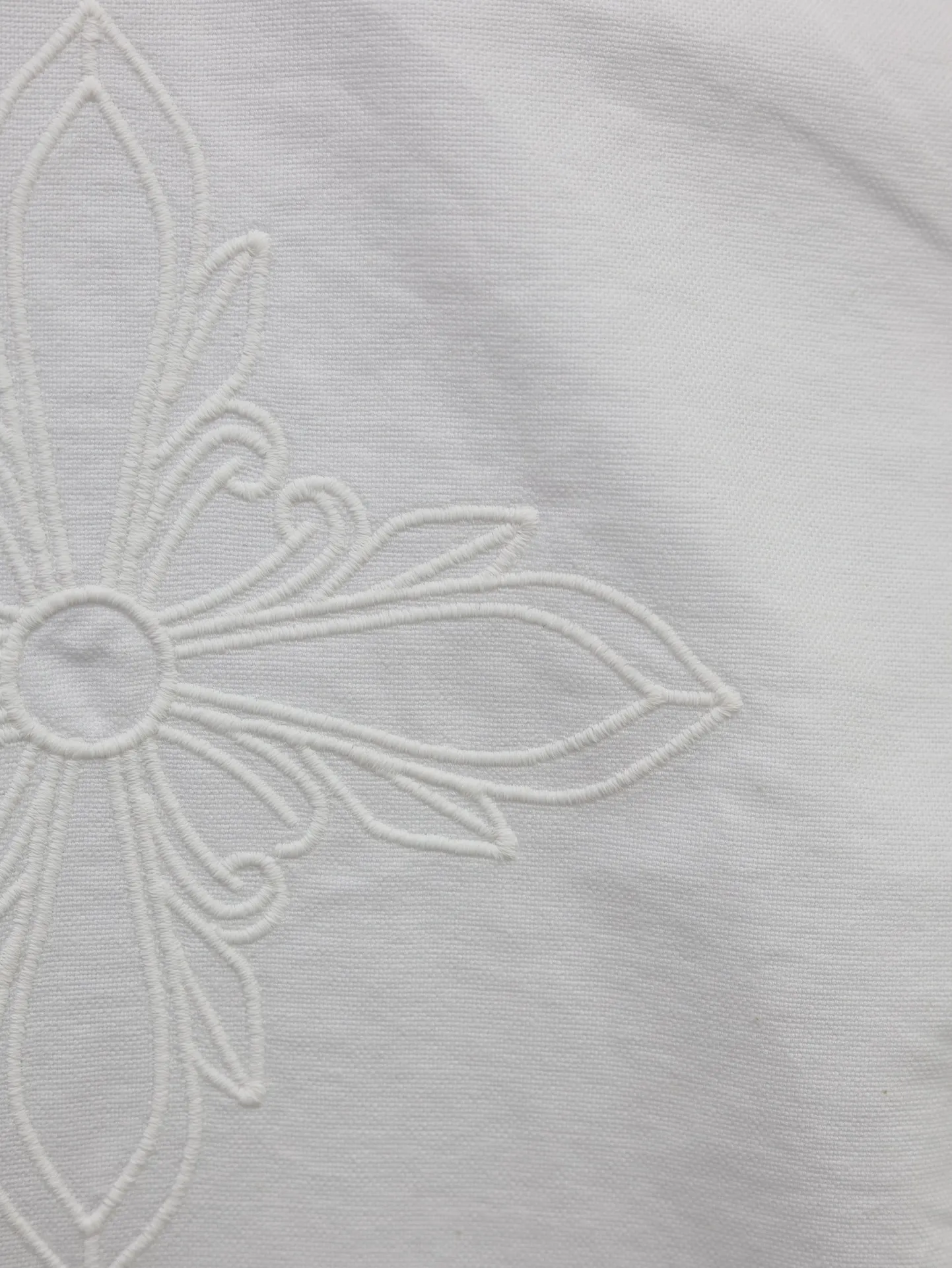 SMFK Cross Light of Night Classic Embroidery Shirt This is inspired by the design style of Chinese symmetrical placket and lotus leaf collar. It is combined with modern shirts to form a new Chinese style for outer wear. The material is imitation silk fabric and pleated. The left chest pocket is embroidered with exquisite cross flowers. The arms are embroidered with dark pattern hollow flower armbands. Shirt size: S/M