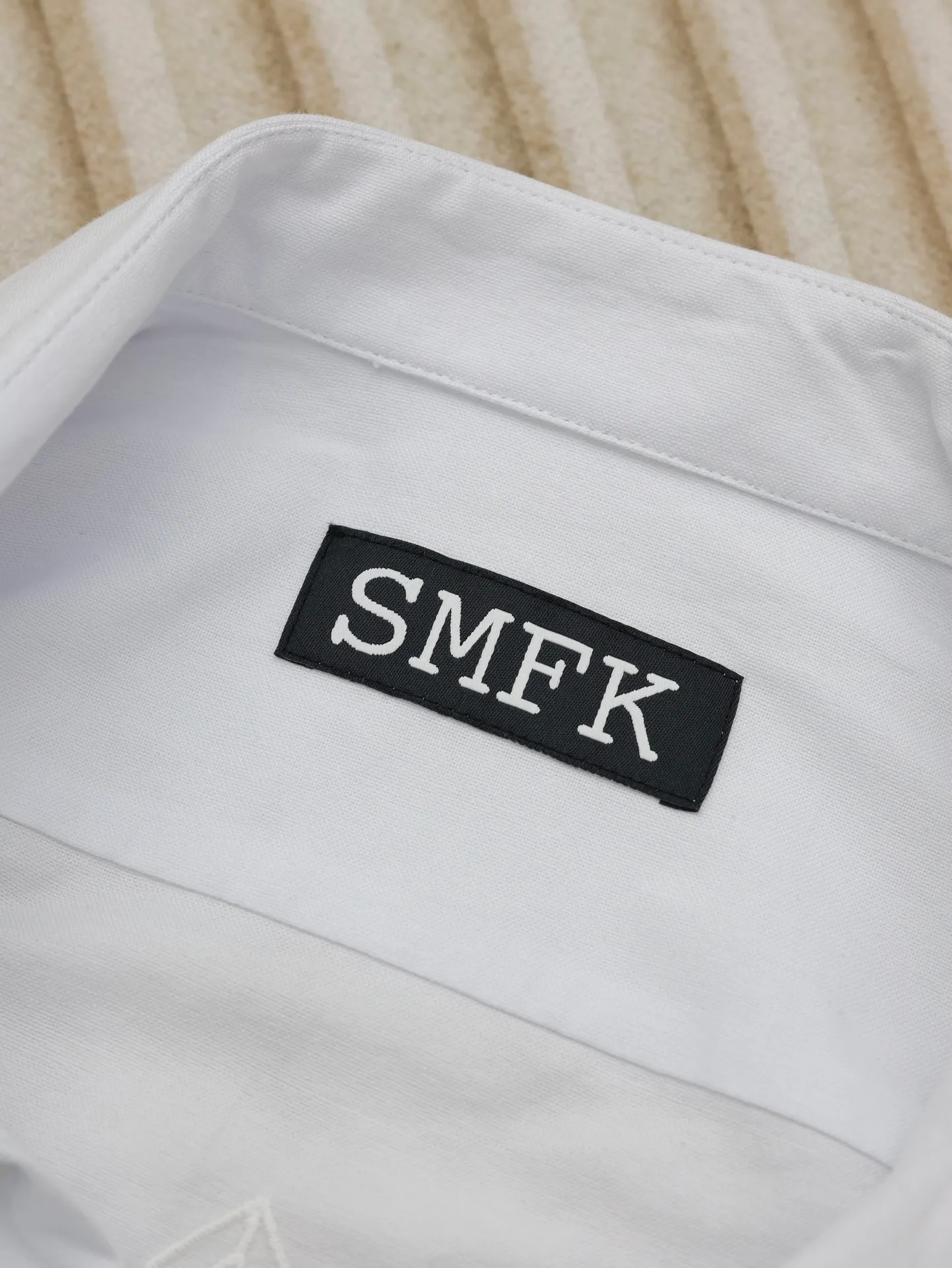 SMFK Cross Light of Night Classic Embroidery Shirt This is inspired by the design style of Chinese symmetrical placket and lotus leaf collar. It is combined with modern shirts to form a new Chinese style for outer wear. The material is imitation silk fabric and pleated. The left chest pocket is embroidered with exquisite cross flowers. The arms are embroidered with dark pattern hollow flower armbands. Shirt size: S/M