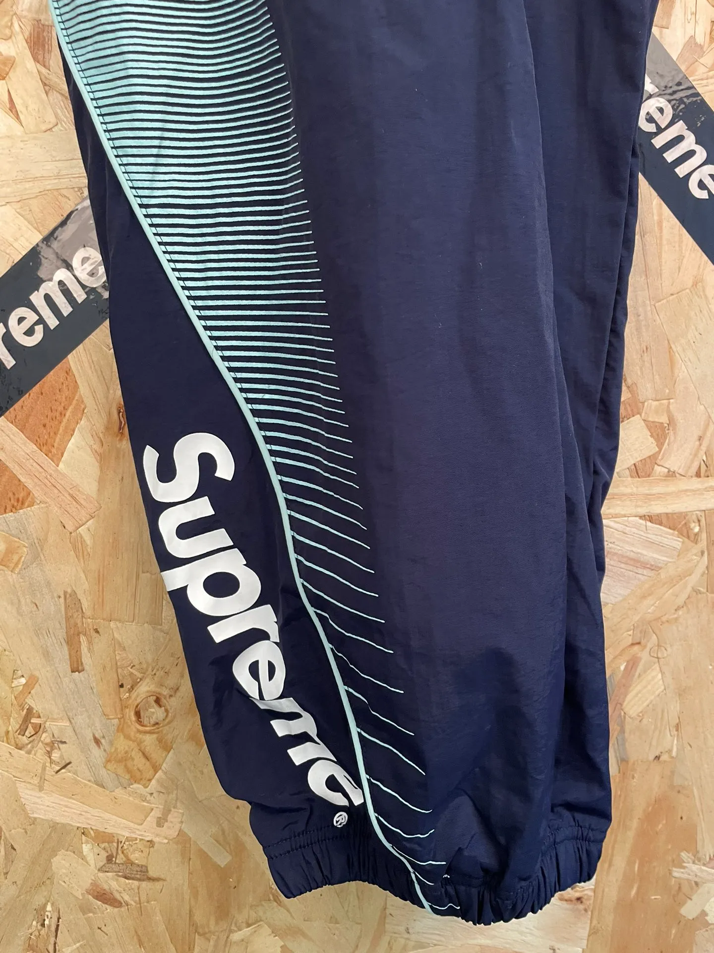 ￼ p150 Style number: 7103 Supreme SS 22 x Umbro co-branded Track Jacket hooded trendy suit casual sports trousers size: S M L XL color: Navy Blue trousers