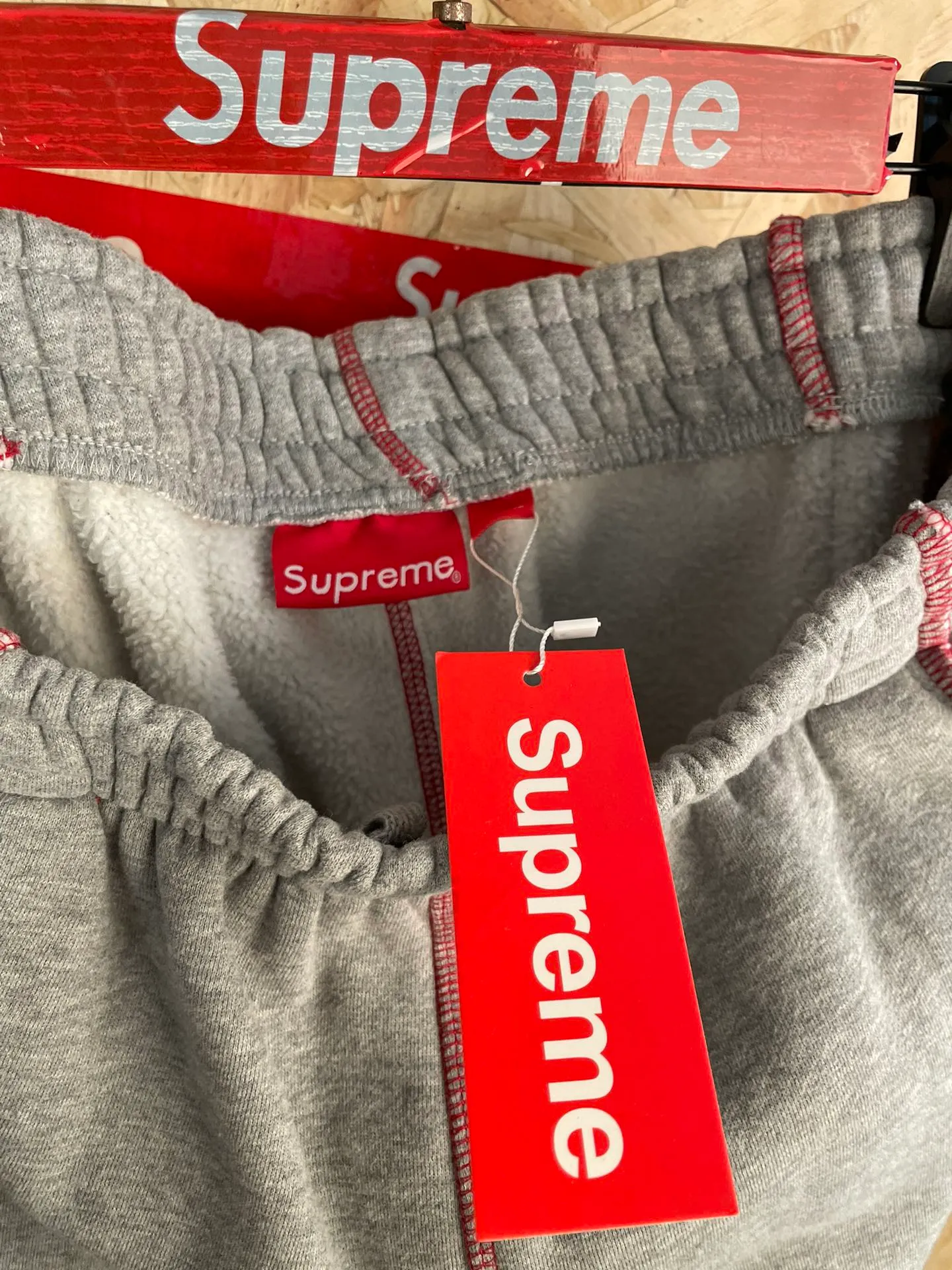 Style number: 7106 supreme American street embroidered topstitch sports trousers suit (plus velvet) size: S M L XL color: Gray pants