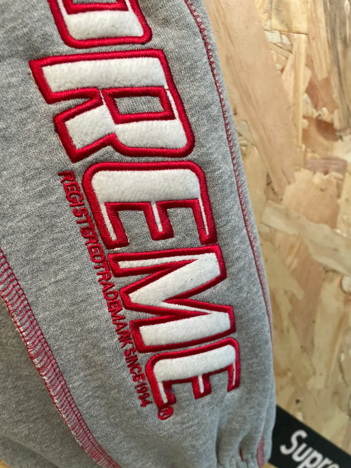 Style number: 7106 supreme American street embroidered topstitch sports trousers suit (plus velvet) size: S M L XL color: Gray pants