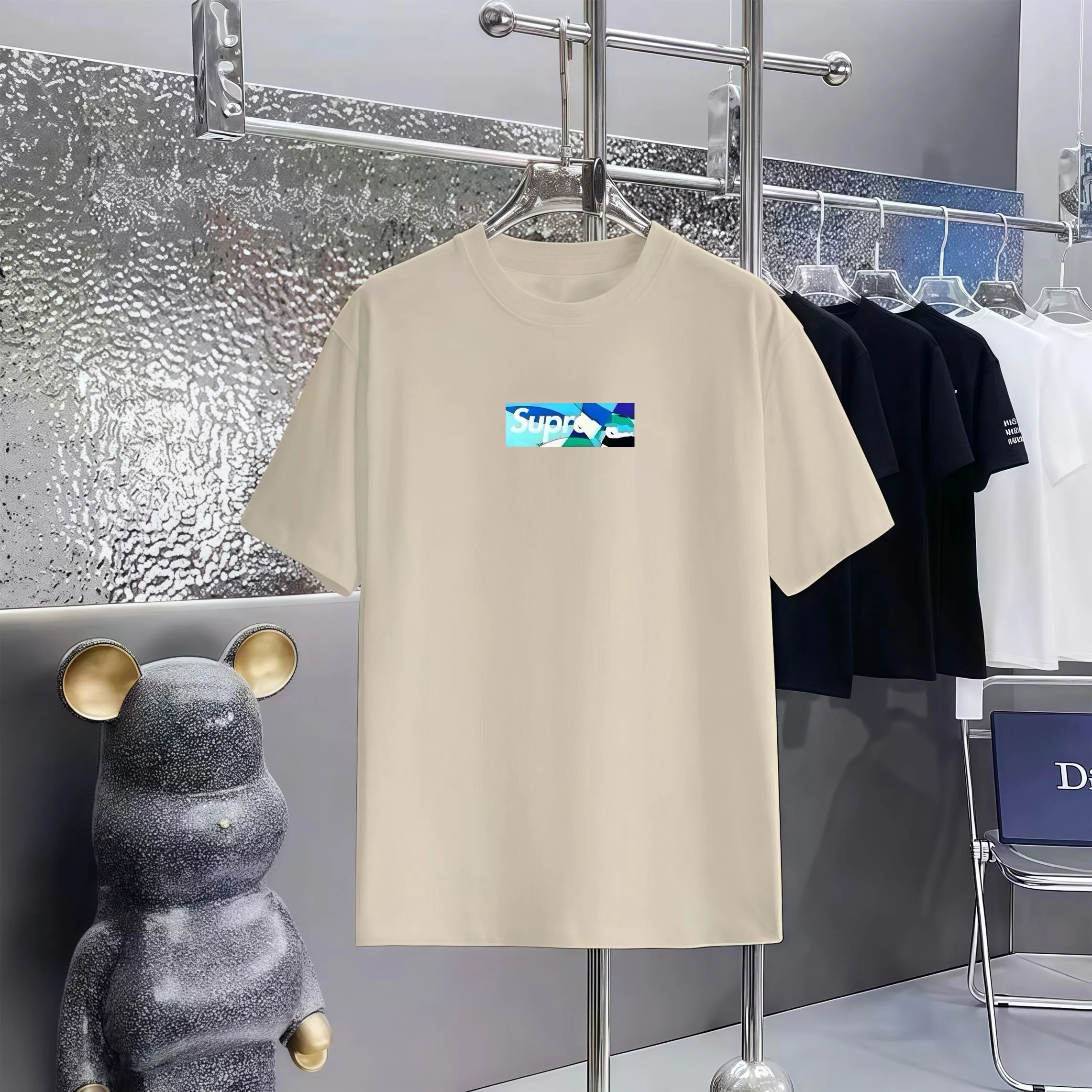 Supreme printed round neck short-sleeved T-shirt 1:1 paired fabric 300g terry high weight 100% pure cotton Pre-shrunk 1×1 double yarn will not deform for a lifetime Men's and women's Same Style Official website details Letter logo printing Complete three labels Moisture-proof paper Differentiated market currency Feel free to compare OXS version Can wear up to 200 pounds without pressure The upper body is comfortable and stylish Colors: Black, White, Apricot, Red, Ash Size：XS-L