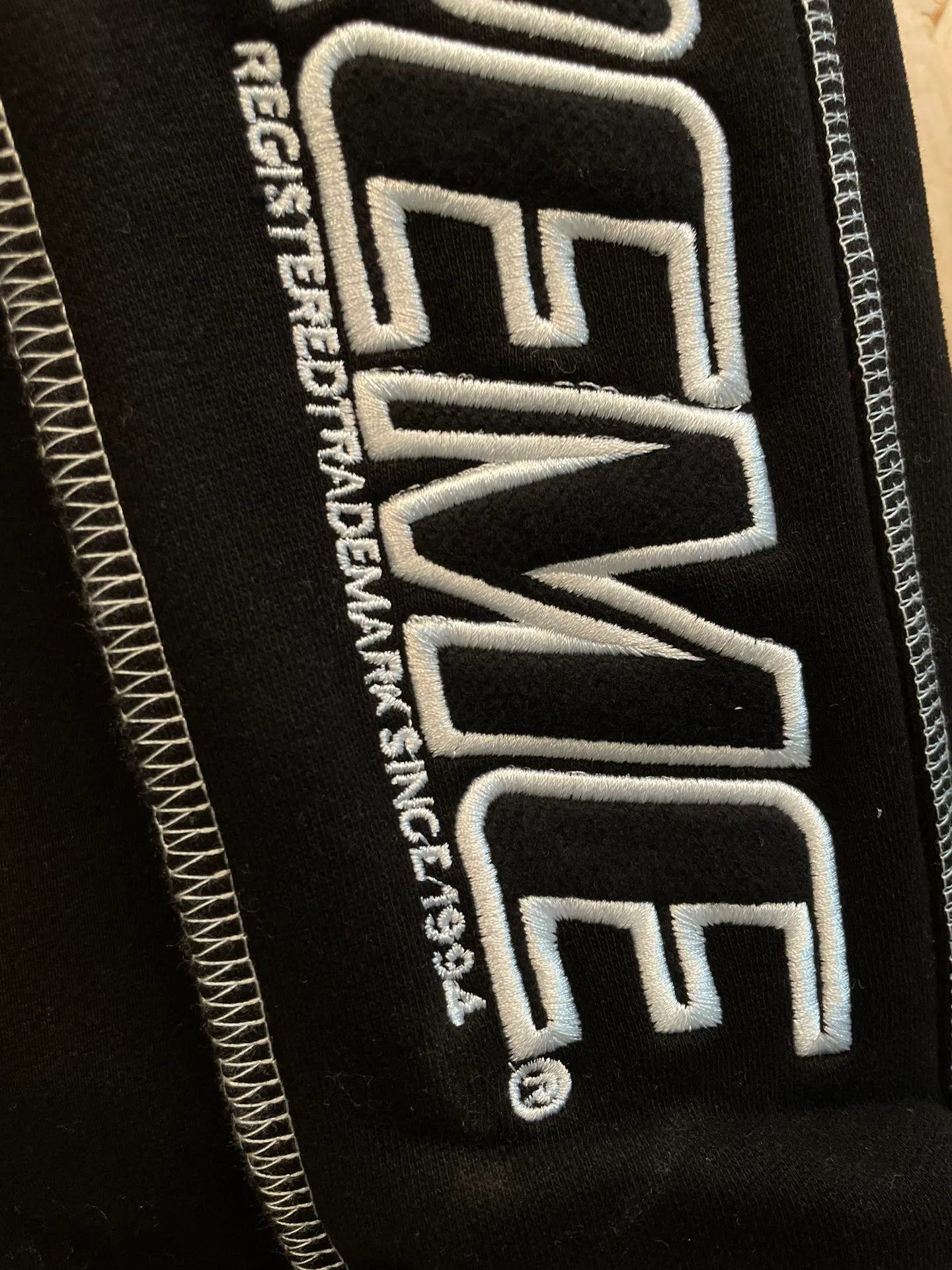 Style number: 7106 supreme American street embroidered topstitch sports trousers suit (plus velvet) size: S M L XL color: Black pants