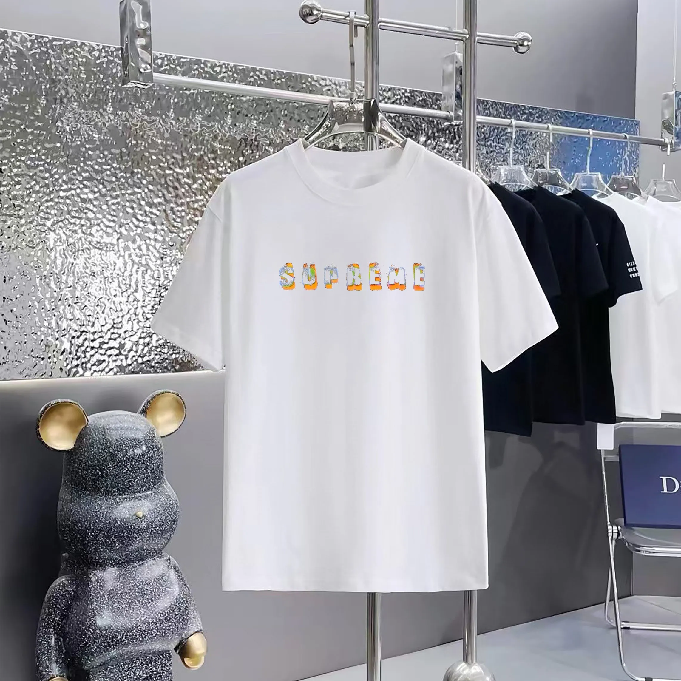 Supreme printed round neck short-sleeved T-shirt 1:1 paired fabric 300g terry high weight 100% pure cotton Pre-shrunk 1×1 double yarn will not deform for a lifetime Men's and women's Same Style Official website details Letter logo printing Complete three labels Moisture-proof paper Differentiated market currency Feel free to compare OXS version Can wear up to 200 pounds without pressure The upper body is comfortable and stylish Colors: Black, White, Apricot, Red, Ash Size：XS-L