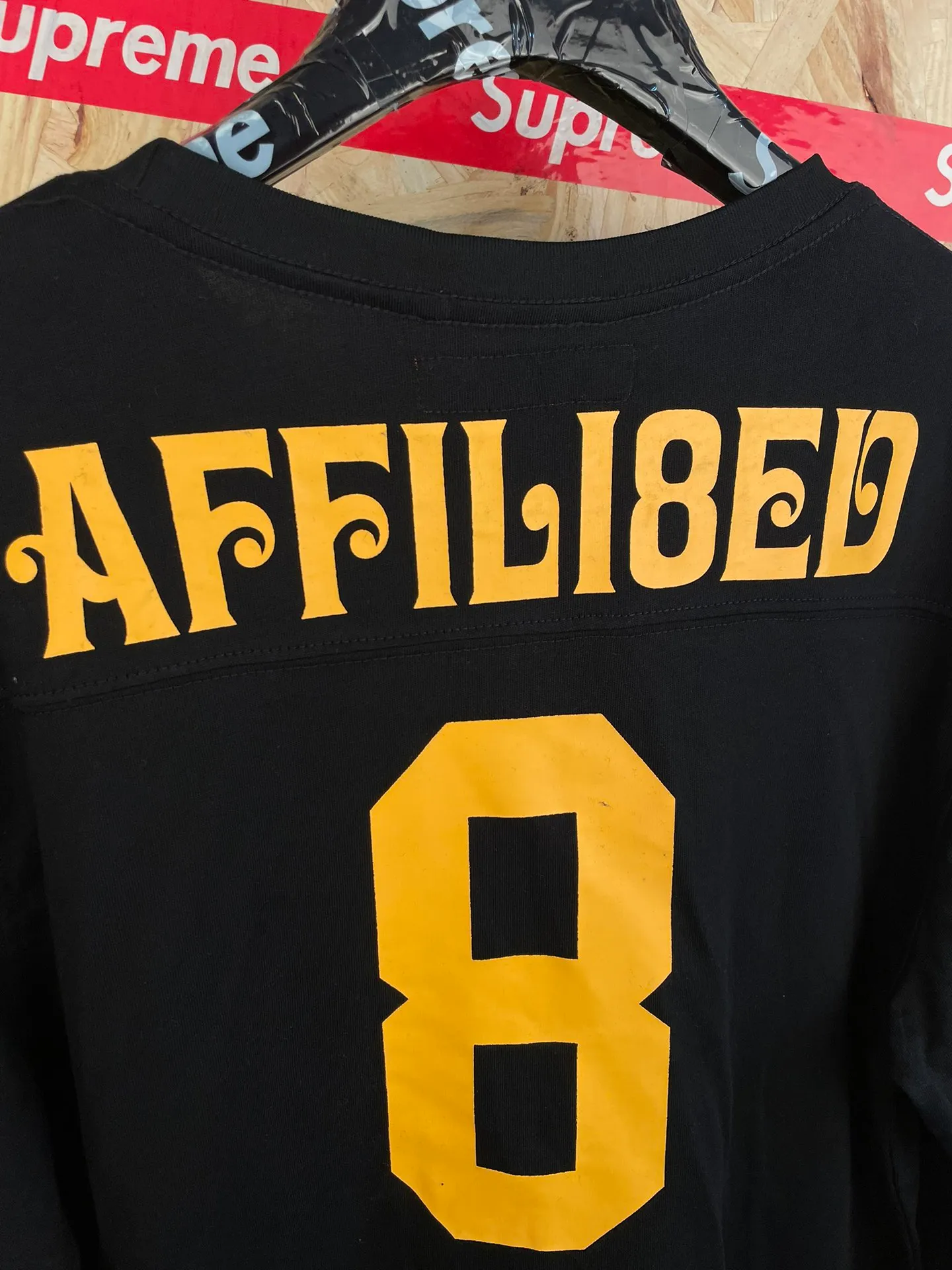 Style number: 8107 Supreme No. 8 printed long-sleeved T-shirt, a great layering tool for autumn and winter. Unlock the American street soul with a digital code. Size: S M L XL Color: Black