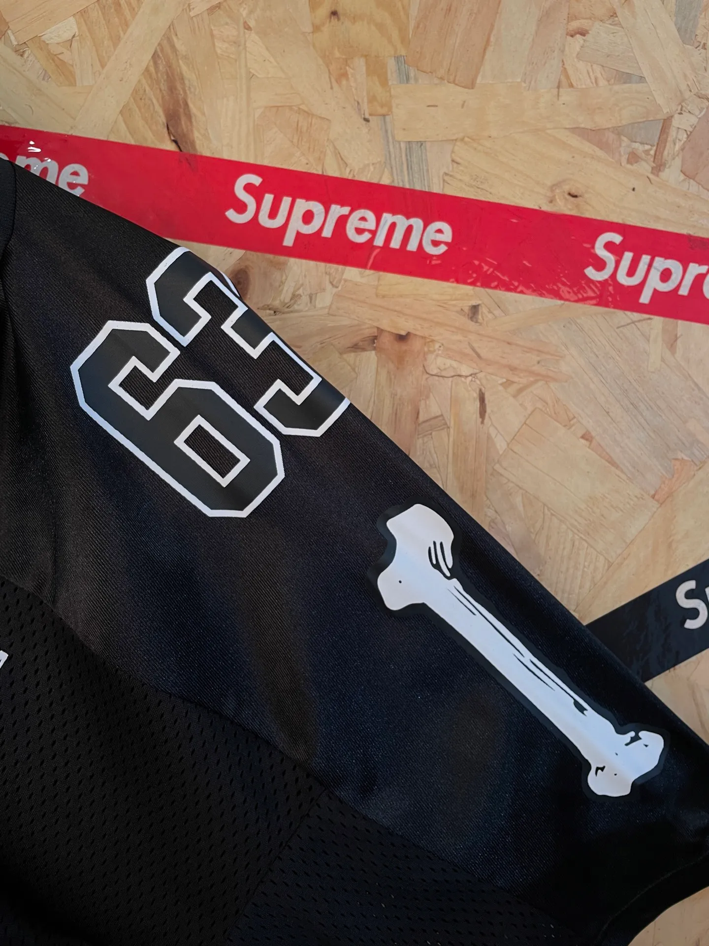 Style number: 8189 supreme Bones Football Jersey Bone digital mesh short-sleeved T-shirt football jersey Color: Black White Size: S-XL