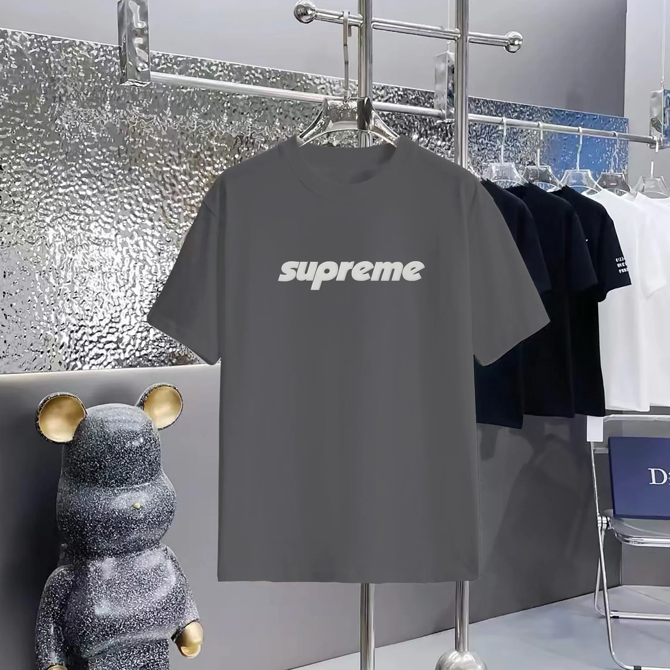 Supreme printed round neck short-sleeved T-shirt 1:1 paired fabric 300g terry high weight 100% pure cotton Pre-shrunk 1×1 double yarn will not deform for a lifetime Men's and women's Same Style Official website details Letter logo printing Complete three labels Moisture-proof paper Differentiated market currency Feel free to compare OXS version Can wear up to 200 pounds without pressure The upper body is comfortable and stylish Colors: Black, White, Apricot, Red, Ash Size：XS-L