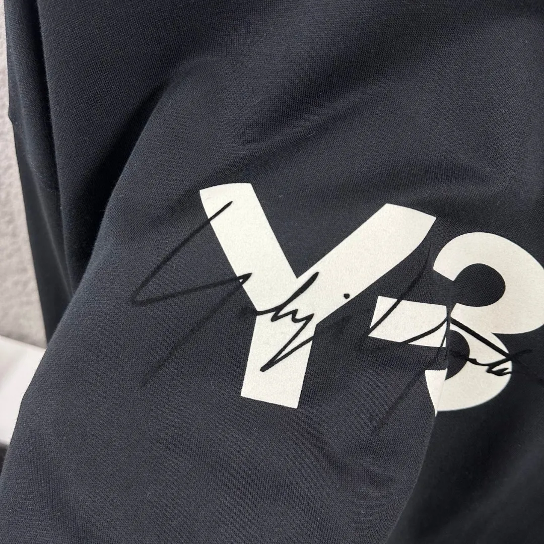 Y 3*Yamamoto*Yoji 2026 Early Autumn and Winter New Arrival Simple flocking technology Customized terry fabric Long-sleeved round neck sweatshirt Men and women Same Style Color: Black White Size: S (90-130 pounds) M (120-150 pounds) L (140-165 pounds) XL (160-180 pounds) XXL (180 pounds)