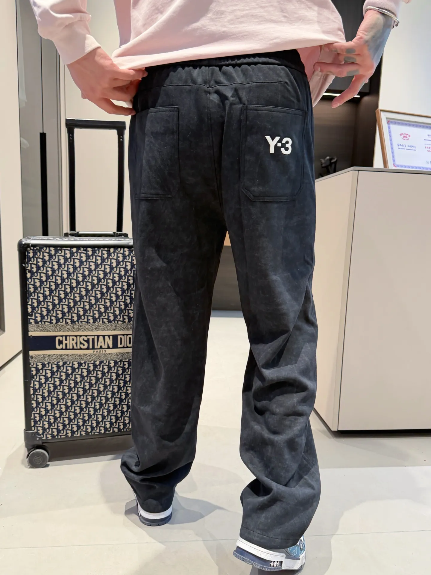 Y 3 🆕2026 Autumn and Winter New Arrival trousers and casual pants🎁 are on sale simultaneously on the official website. Brand Classic LOGO casual pants, customized fabrics, excellent comfort and strong touch. Highly recognisable, perfect appearance and craftsmanship. Size:M-3XL