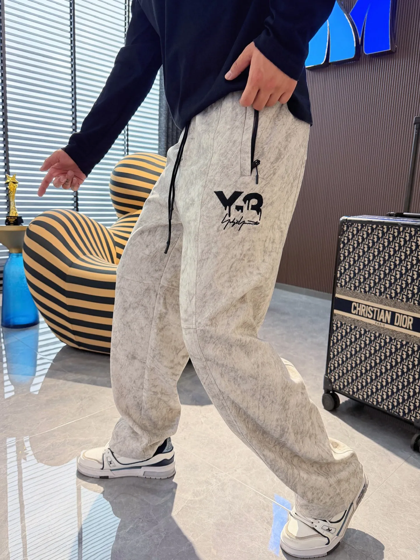 Y 3 [Higher version] The latest products for autumn and winter 2026, available at the counter simultaneously, original goods, fashionable casual trousers and casual pants, using imported original fabrics, top-grade embroidery 🪡 craft letter pattern logo, original hardware accessories decoration, simple yet fashionable, fashionable and handsome upper body, Sizes: M-3XL