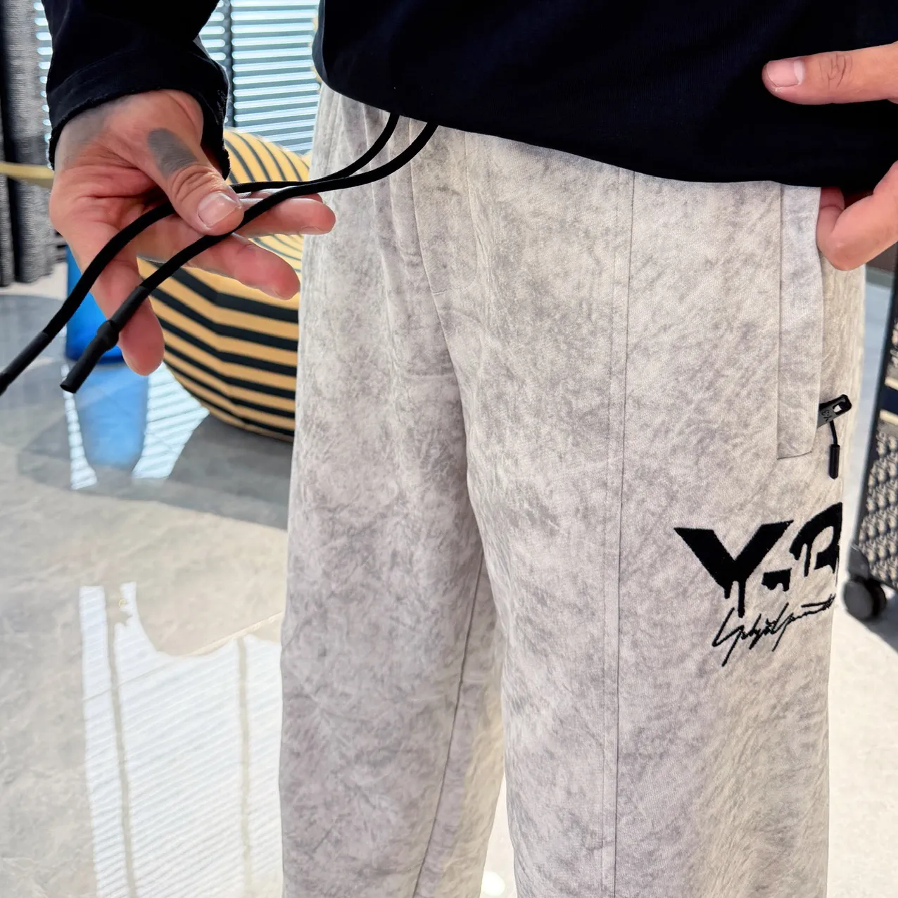 Y 3 [Higher version] The latest products for autumn and winter 2026, available at the counter simultaneously, original goods, fashionable casual trousers and casual pants, using imported original fabrics, top-grade embroidery 🪡 craft letter pattern logo, original hardware accessories decoration, simple yet fashionable, fashionable and handsome upper body, Sizes: M-3XL