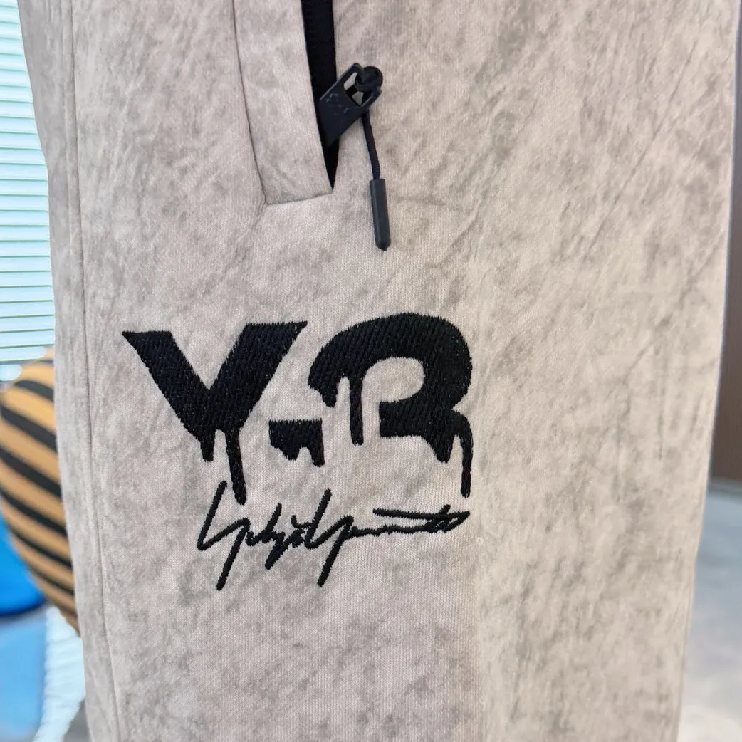 Y 3 [Higher version] The latest products for autumn and winter 2026, available at the counter simultaneously, original goods, fashionable casual trousers and casual pants, using imported original fabrics, top-grade embroidery 🪡 craft letter pattern logo, original hardware accessories decoration, simple yet fashionable, fashionable and handsome upper body, Sizes: M-3XL