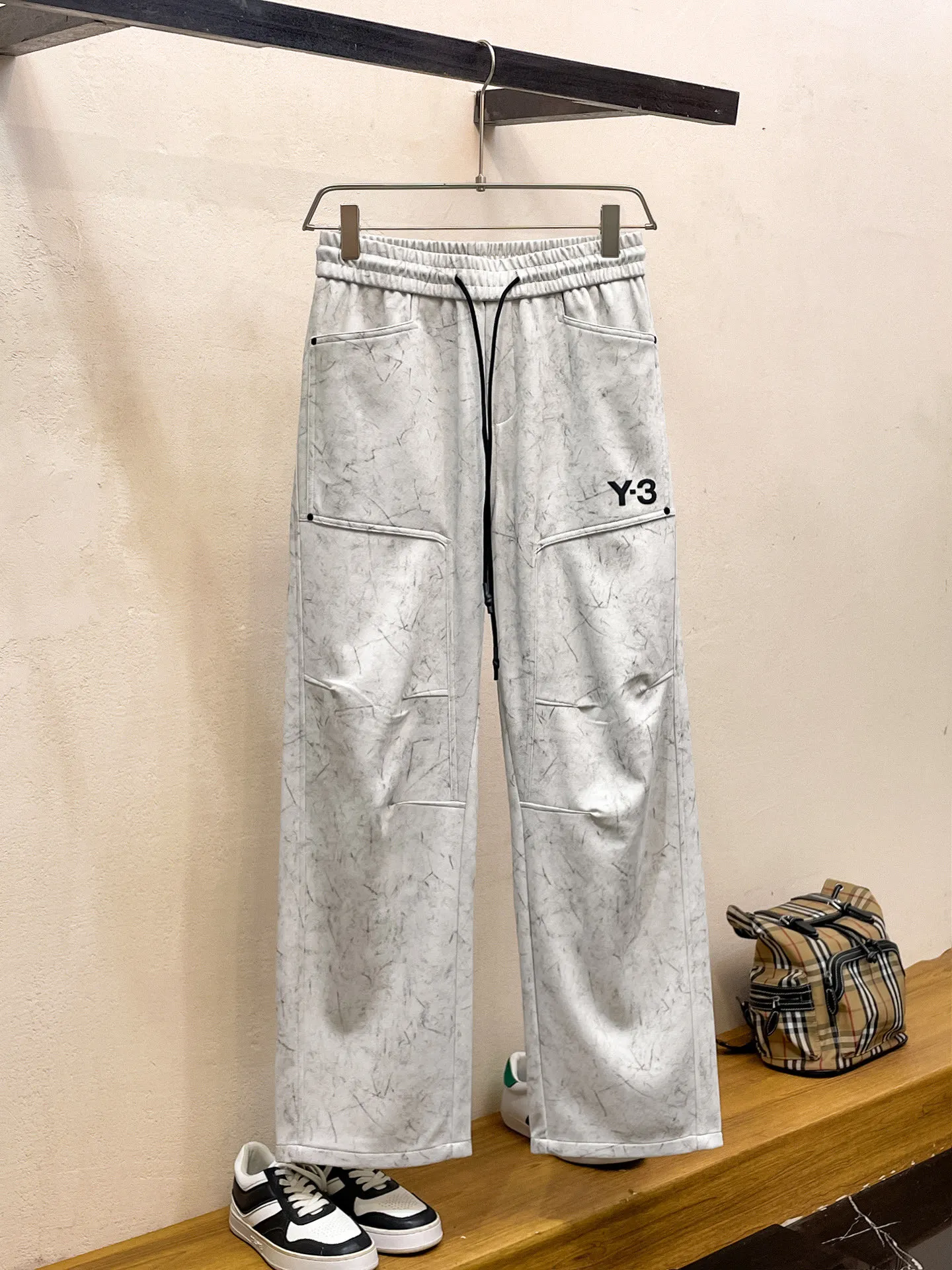 Y 3 🆕2026 Autumn and Winter New Arrival trousers and casual pants🎁 are on sale simultaneously on the official website. Brand Classic LOGO casual pants, customized fabrics, excellent comfort and strong touch. Highly recognisable, perfect appearance and craftsmanship. Size:M-3XL