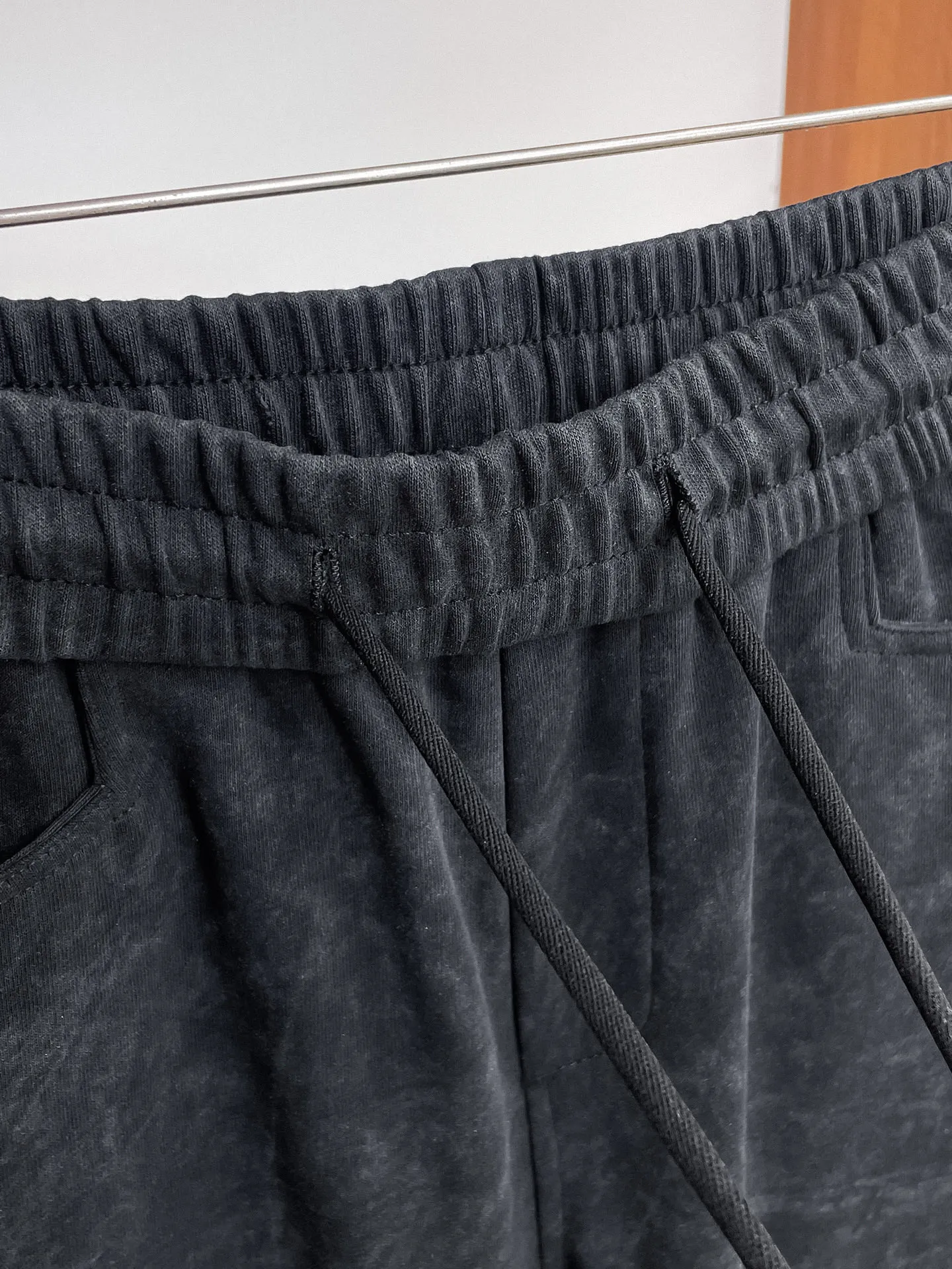 Y 3 🆕2026 spring New Arrival trousers and casual pants🎁 are on sale simultaneously on the official website. Brand Classic LOGO casual pants, customized fabrics, excellent comfort and strong touch. Highly recognisable, perfect appearance and craftsmanship. Size:M-3XL