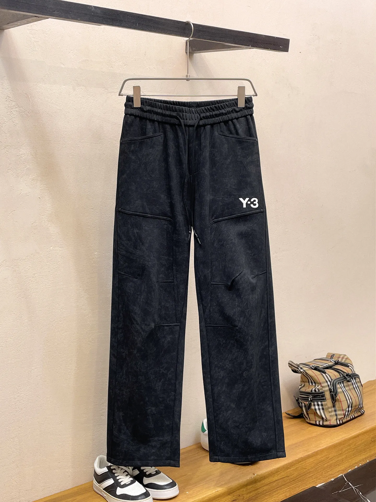 Y 3 🆕2026 Autumn and Winter New Arrival trousers and casual pants🎁 are on sale simultaneously on the official website. Brand Classic LOGO casual pants, customized fabrics, excellent comfort and strong touch. Highly recognisable, perfect appearance and craftsmanship. Size:M-3XL