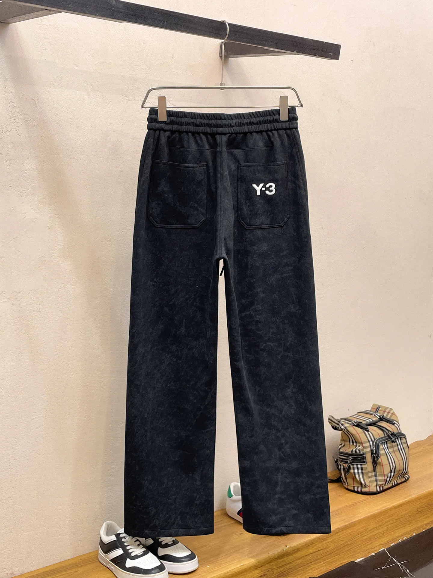 Y 3 🆕2026 Autumn and Winter New Arrival trousers and casual pants🎁 are on sale simultaneously on the official website. Brand Classic LOGO casual pants, customized fabrics, excellent comfort and strong touch. Highly recognisable, perfect appearance and craftsmanship. Size:M-3XL