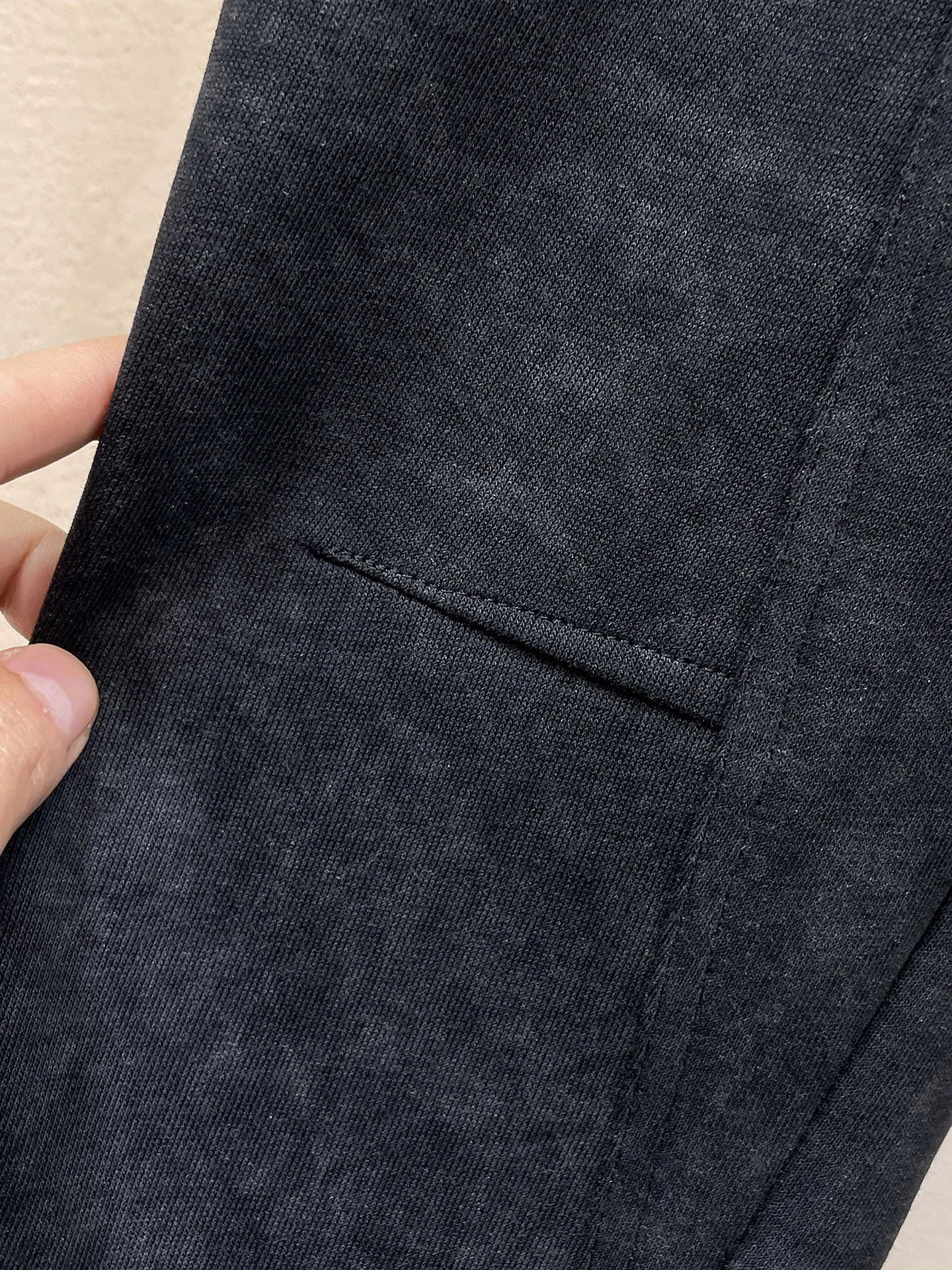 Y 3 🆕2026 Autumn and Winter New Arrival trousers and casual pants🎁 are on sale simultaneously on the official website. Brand Classic LOGO casual pants, customized fabrics, excellent comfort and strong touch. Highly recognisable, perfect appearance and craftsmanship. Size:M-3XL