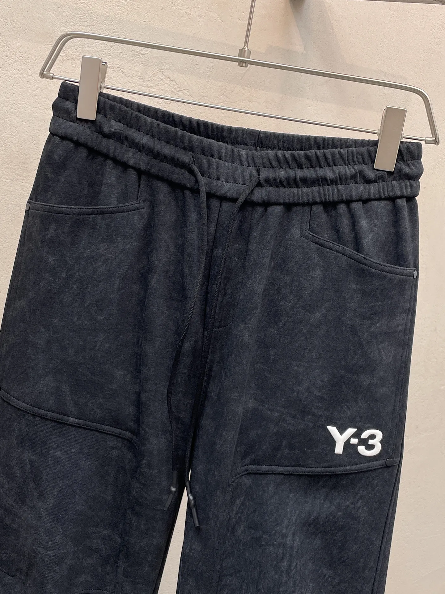 Y 3 🆕2026 Autumn and Winter New Arrival trousers and casual pants🎁 are on sale simultaneously on the official website. Brand Classic LOGO casual pants, customized fabrics, excellent comfort and strong touch. Highly recognisable, perfect appearance and craftsmanship. Size:M-3XL