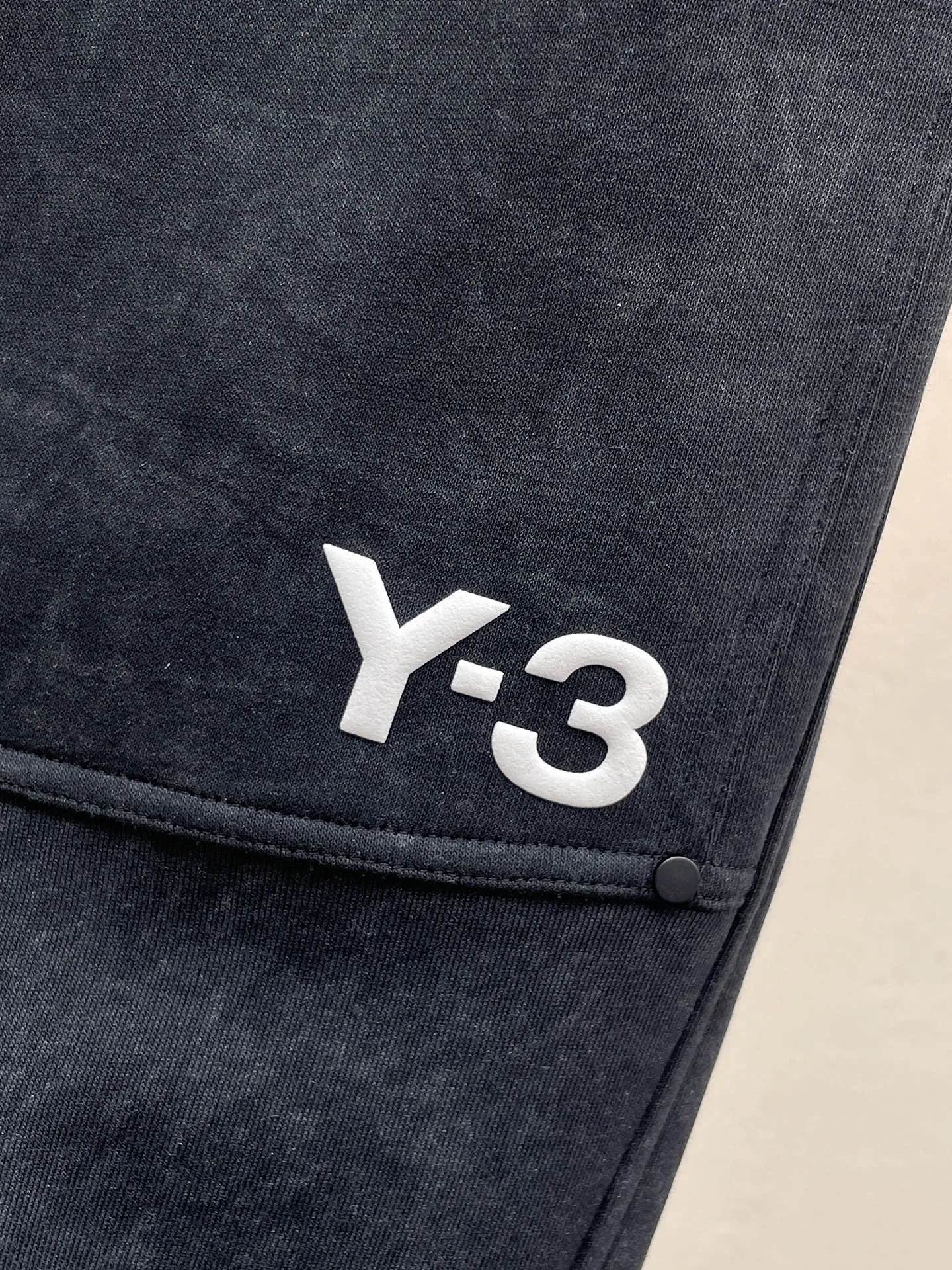 Y 3 🆕2026 Autumn and Winter New Arrival trousers and casual pants🎁 are on sale simultaneously on the official website. Brand Classic LOGO casual pants, customized fabrics, excellent comfort and strong touch. Highly recognisable, perfect appearance and craftsmanship. Size:M-3XL