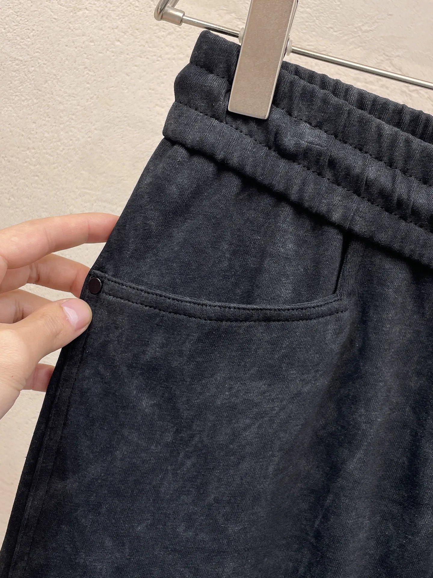 Y 3 🆕2026 Autumn and Winter New Arrival trousers and casual pants🎁 are on sale simultaneously on the official website. Brand Classic LOGO casual pants, customized fabrics, excellent comfort and strong touch. Highly recognisable, perfect appearance and craftsmanship. Size:M-3XL