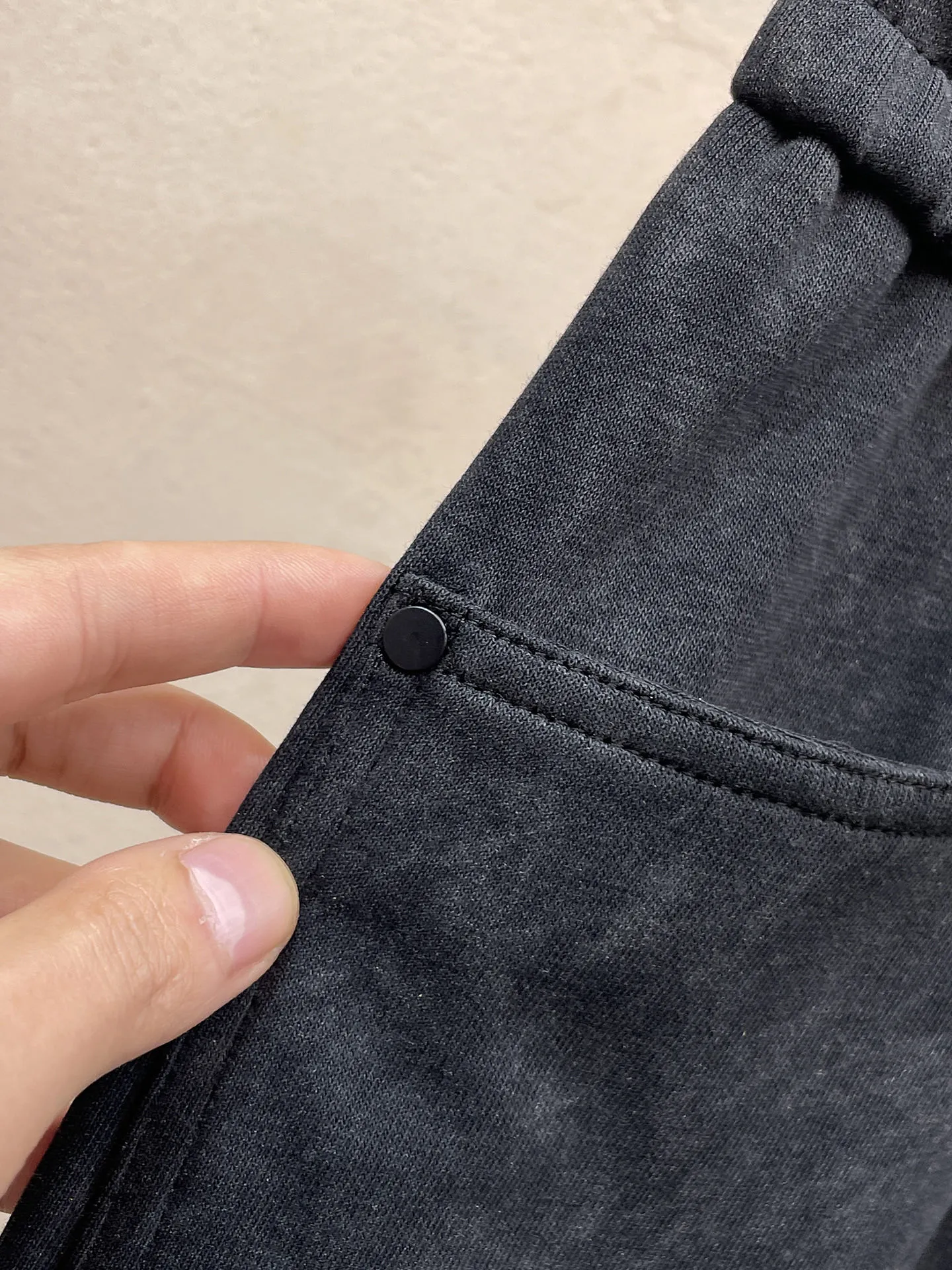 Y 3 🆕2026 Autumn and Winter New Arrival trousers and casual pants🎁 are on sale simultaneously on the official website. Brand Classic LOGO casual pants, customized fabrics, excellent comfort and strong touch. Highly recognisable, perfect appearance and craftsmanship. Size:M-3XL