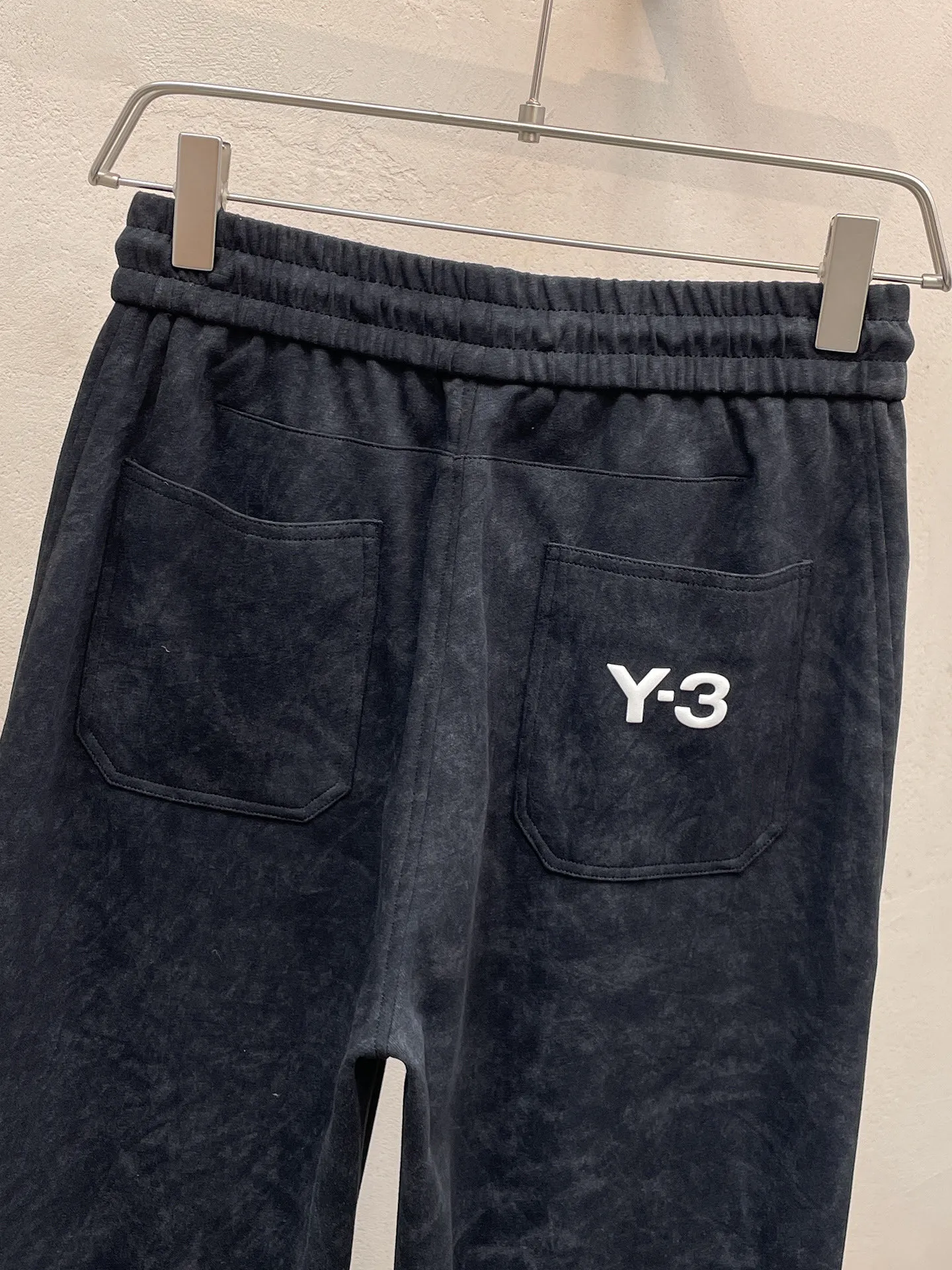 Y 3 🆕2026 Autumn and Winter New Arrival trousers and casual pants🎁 are on sale simultaneously on the official website. Brand Classic LOGO casual pants, customized fabrics, excellent comfort and strong touch. Highly recognisable, perfect appearance and craftsmanship. Size:M-3XL