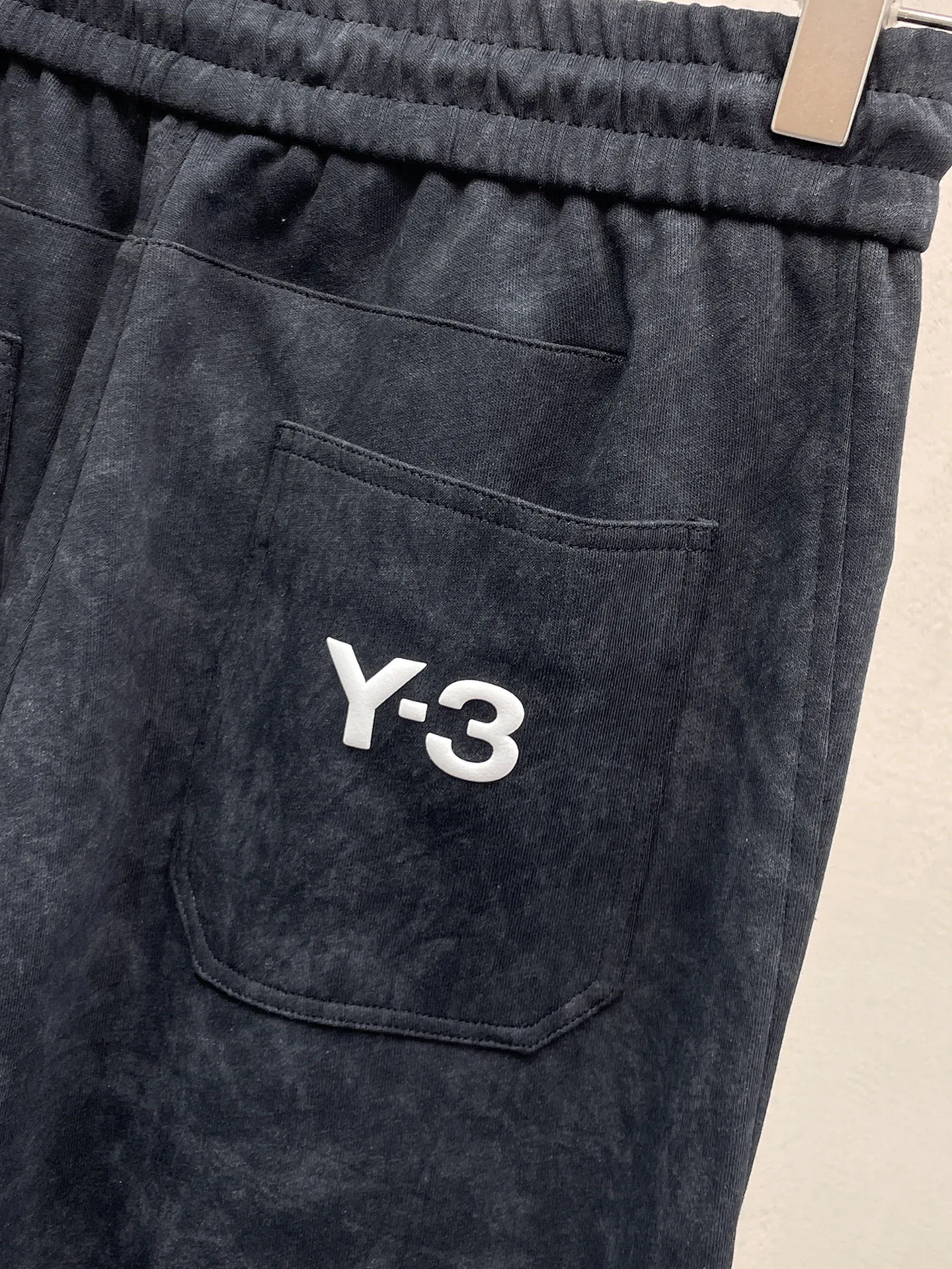 Y 3 🆕2026 Autumn and Winter New Arrival trousers and casual pants🎁 are on sale simultaneously on the official website. Brand Classic LOGO casual pants, customized fabrics, excellent comfort and strong touch. Highly recognisable, perfect appearance and craftsmanship. Size:M-3XL