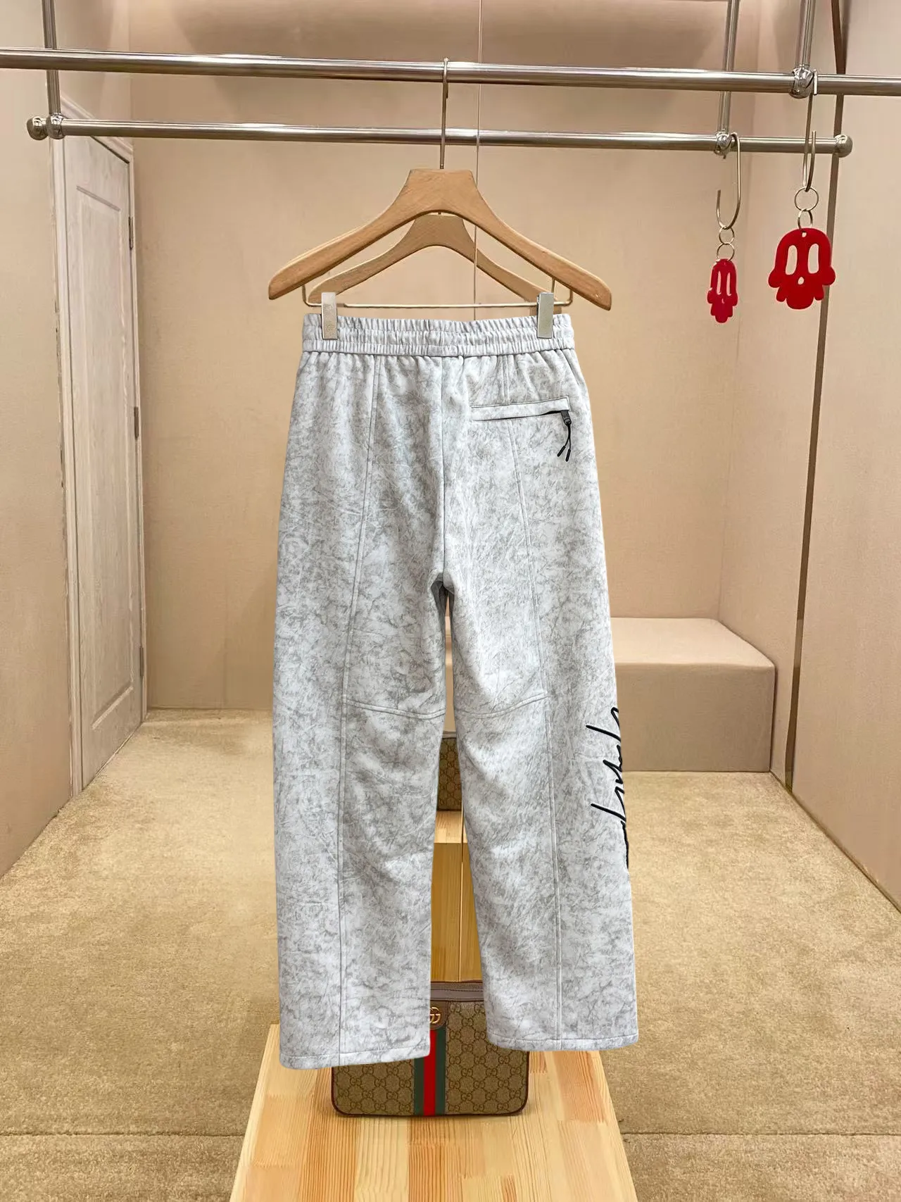 Y 3 [Higher version] The latest products for autumn and winter 2026, available at the counter simultaneously, original goods, fashionable casual trousers and casual pants, using imported original fabrics, top-grade embroidery 🪡 craft letter pattern logo, original hardware accessories decoration, simple yet fashionable, fashionable and handsome upper body, Sizes: M-3XL