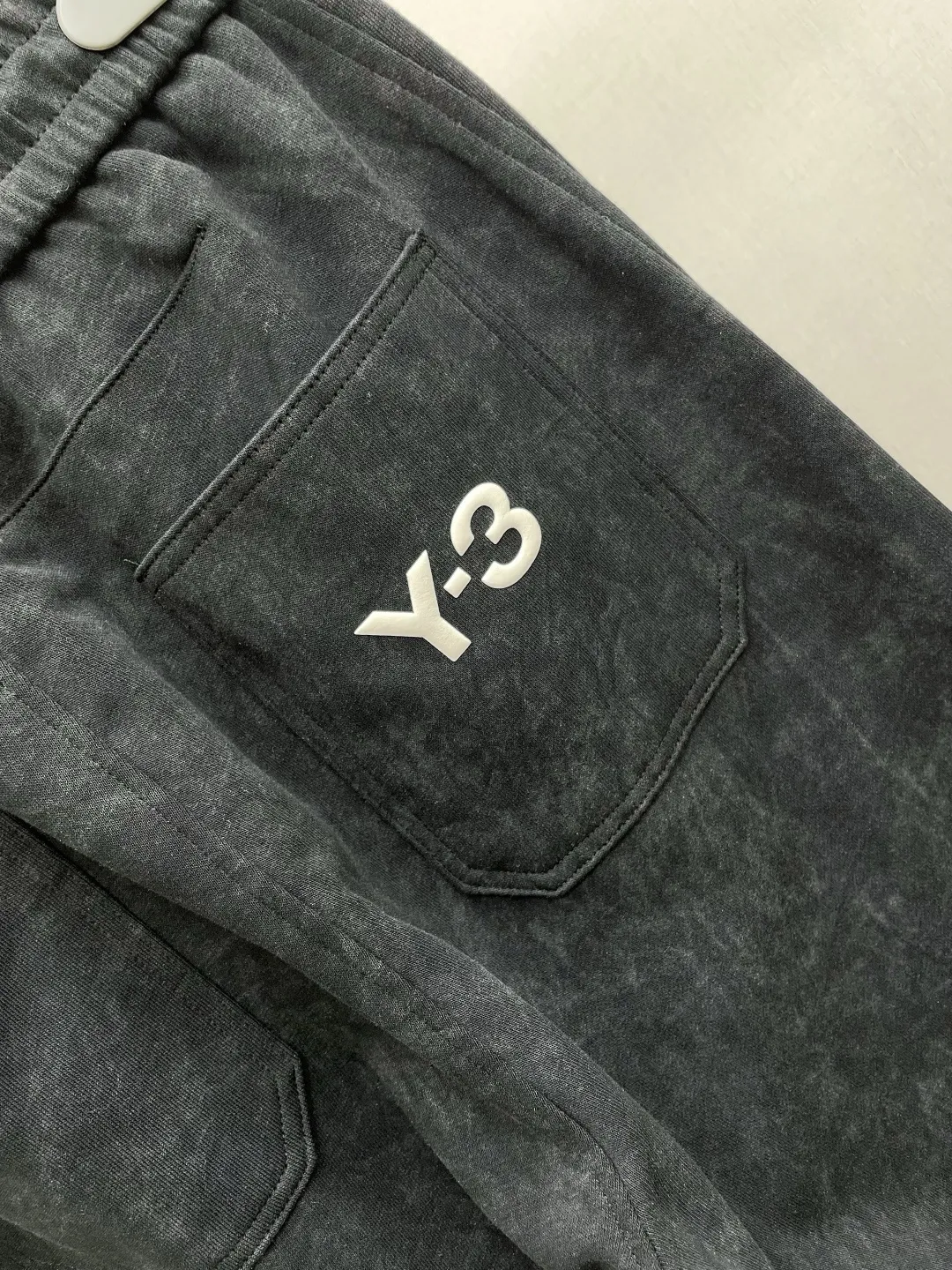 Y 3 Yohji Yamamoto 2026 Autumn and Winter New Arrival brand LOGO casual pants and trousers DD are on sale simultaneously on the official website. Brand Classic LOGO casual pants, customized fabrics, excellent comfort and strong touch. Highly recognisable, perfect appearance and craftsmanship. Size:M-3XL