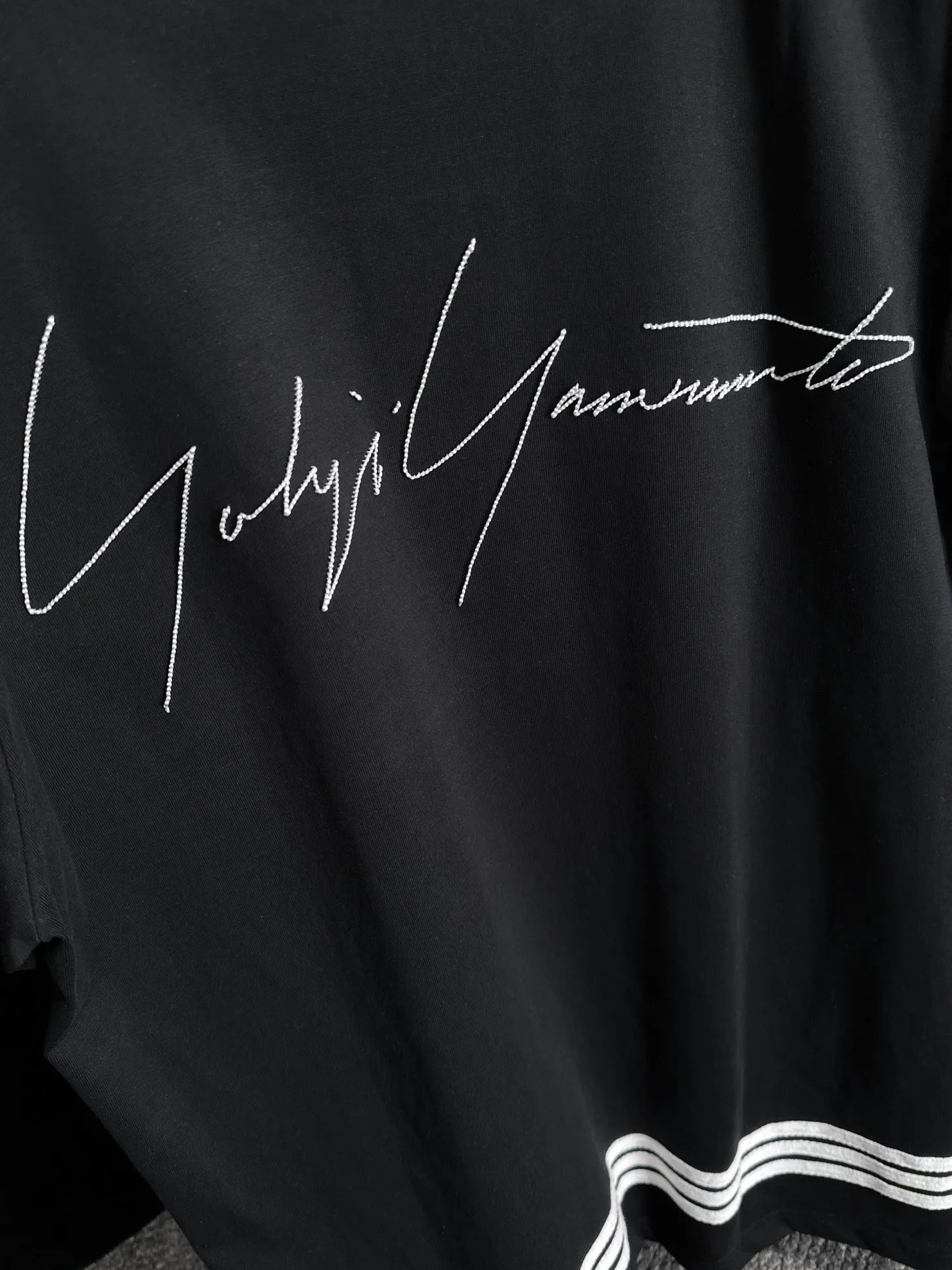 Y 3 Yohji Yamamoto × Adidas 2026 New Arrival Embossed logo Classic three-bar patch Embroidered signature letters on the back Same Style for men and women Short-sleeved T-shirt Customized gram 100% double yarn pure cotton fabric Custom dyed 32 double-strand threads Collar label, hangtag, main mark and three labels complete Color: Black Size: S M L XL