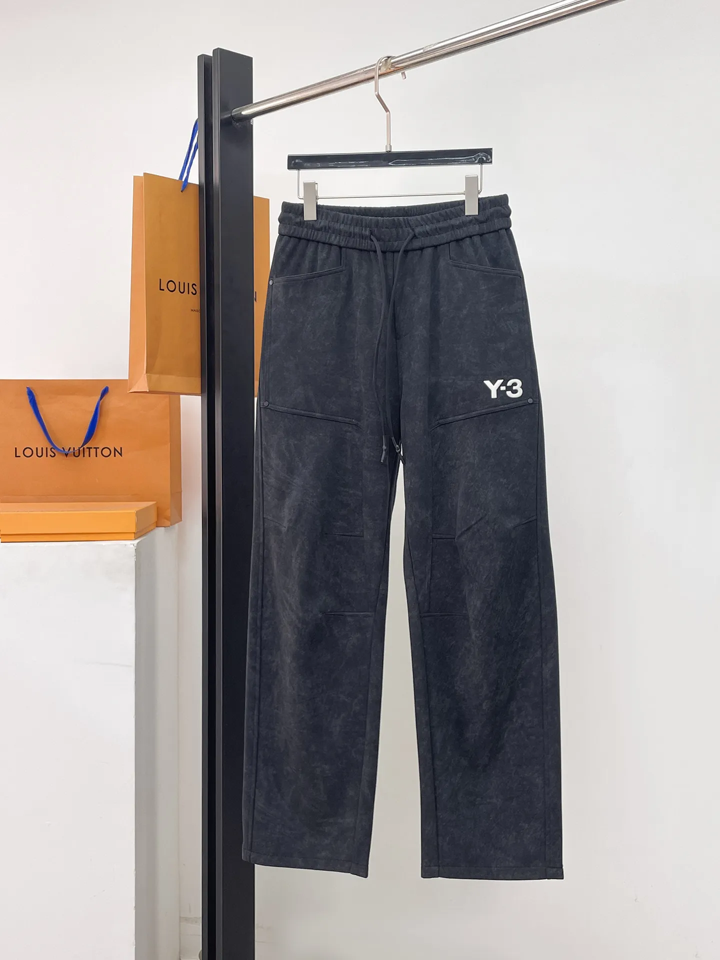 Y 3 🆕2026 Autumn and Winter New Arrival trousers and casual pants🎁 are on sale simultaneously on the official website. Brand Classic LOGO casual pants, customized fabrics, excellent comfort and strong touch. Highly recognisable, perfect appearance and craftsmanship. Size:M-3XL