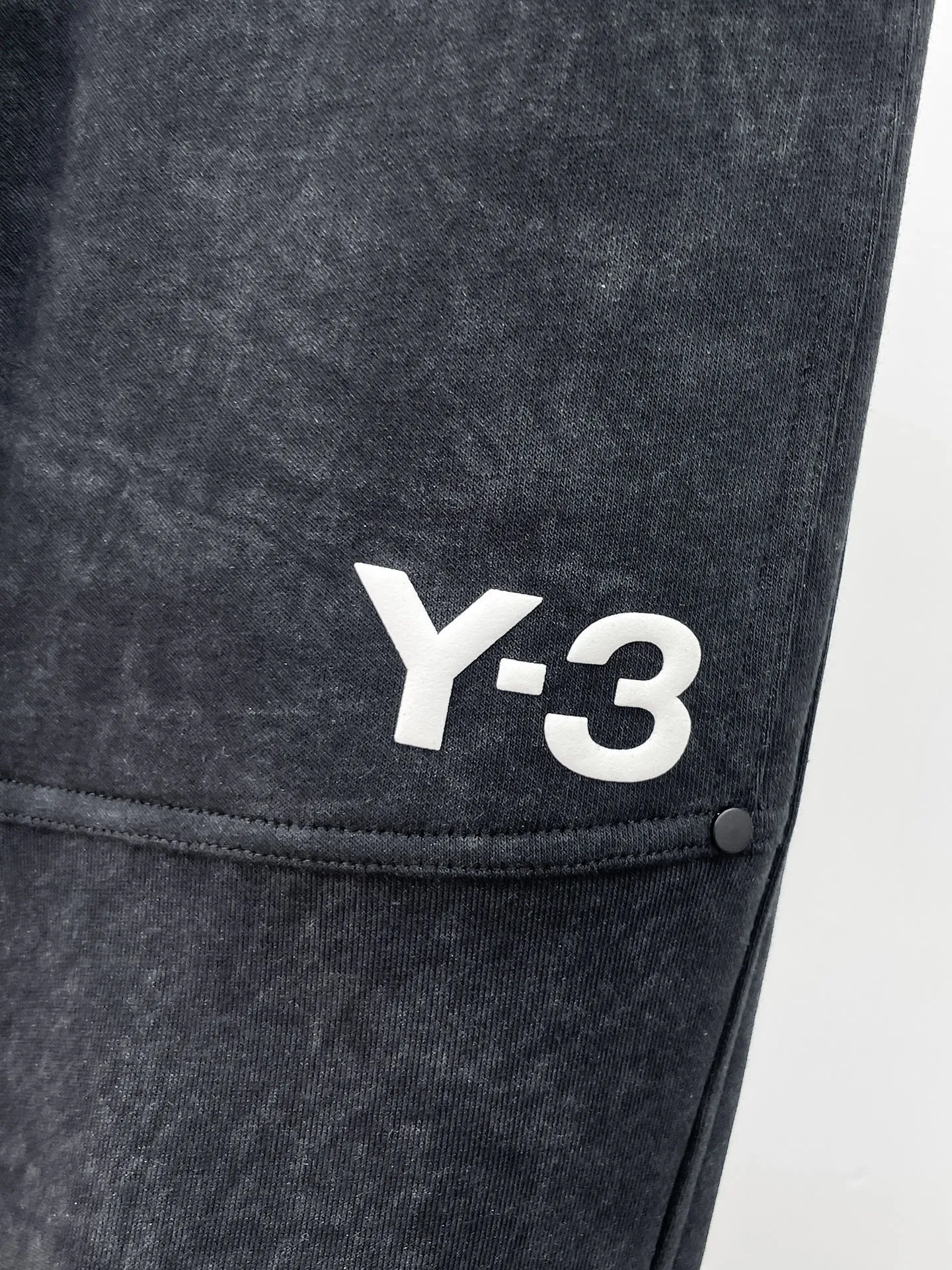 Y 3 🆕2026 Autumn and Winter New Arrival trousers and casual pants🎁 are on sale simultaneously on the official website. Brand Classic LOGO casual pants, customized fabrics, excellent comfort and strong touch. Highly recognisable, perfect appearance and craftsmanship. Size:M-3XL
