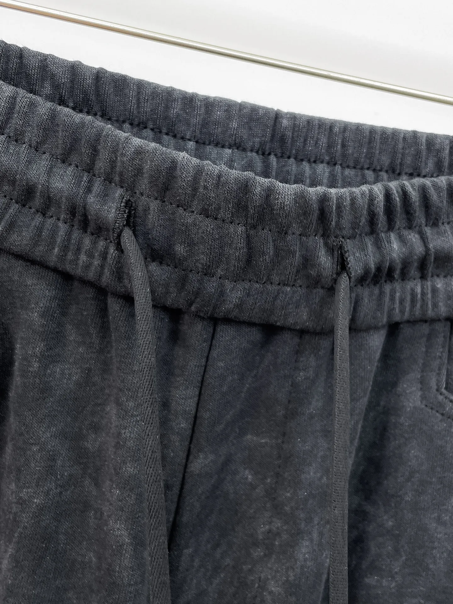 Y 3 🆕2026 Autumn and Winter New Arrival trousers and casual pants🎁 are on sale simultaneously on the official website. Brand Classic LOGO casual pants, customized fabrics, excellent comfort and strong touch. Highly recognisable, perfect appearance and craftsmanship. Size:M-3XL