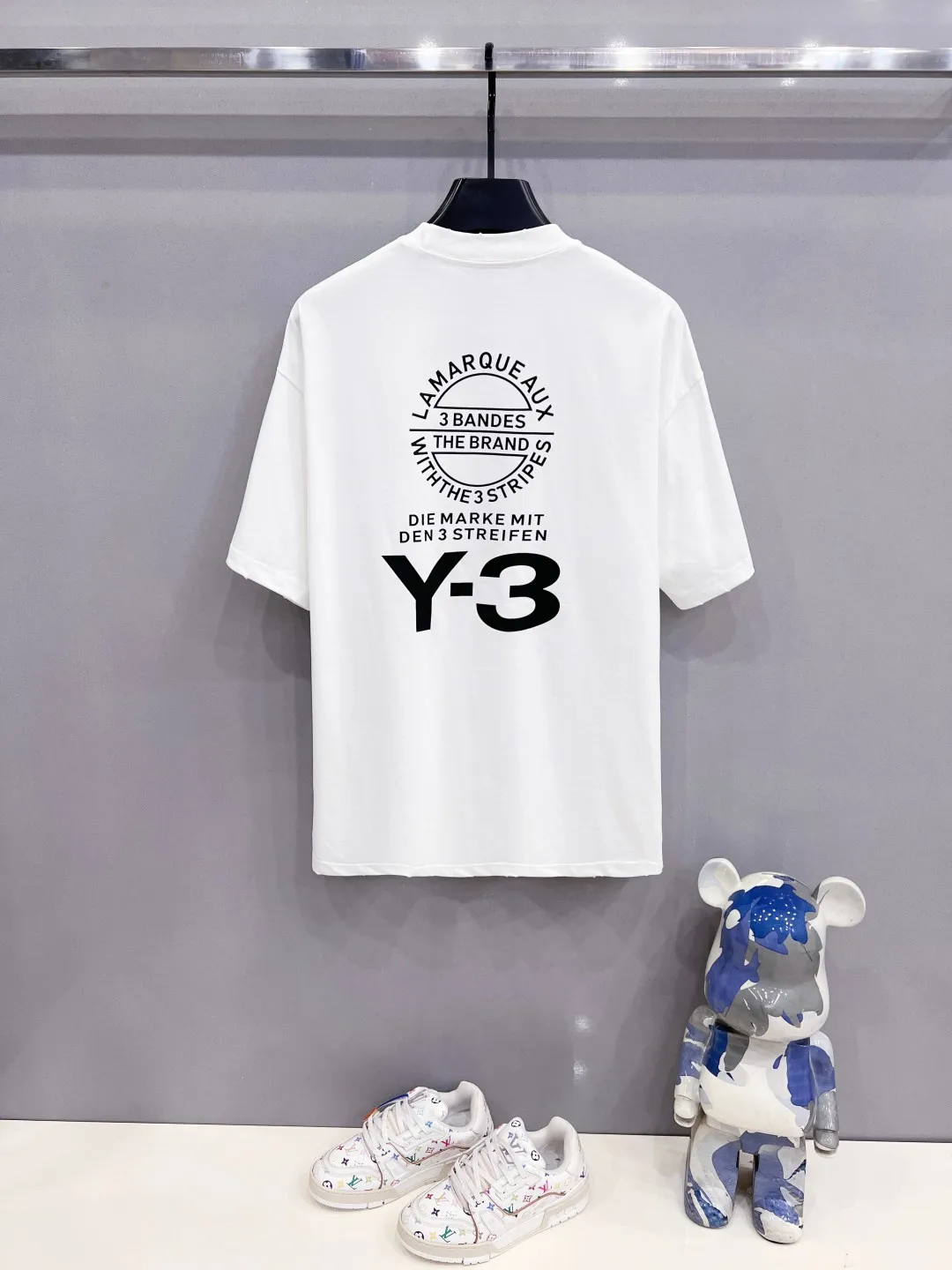 Y-3 2026SS Spring and Summer Newest Arrival round neck fashionable short-sleeved T-shirt, synchronized with the official website, pure cotton fabric at the counter! It is close to the skin and comfortable, durable and easy to wear. The collar, cuffs and hem are all distressed and frayed. Classic simple logo design. The original craftsmanship is meticulous. Men and women have the same style. Sizes S-XXL