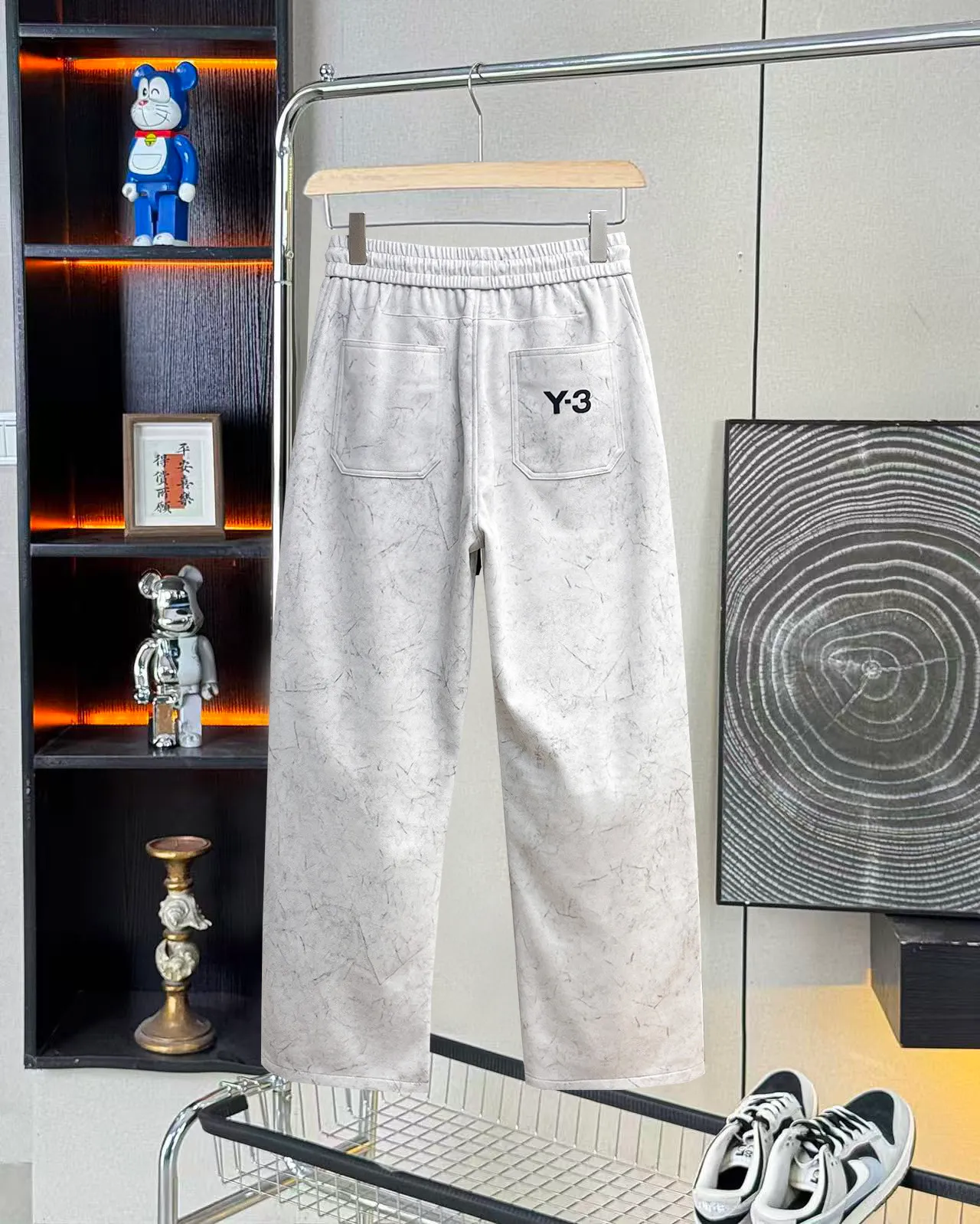 Y 3 🆕2026 Autumn and Winter New Arrival trousers and casual pants🎁 are on sale simultaneously on the official website. Brand Classic LOGO casual pants, customized fabrics, excellent comfort and strong touch. Highly recognisable, perfect appearance and craftsmanship. Size:M-3XL