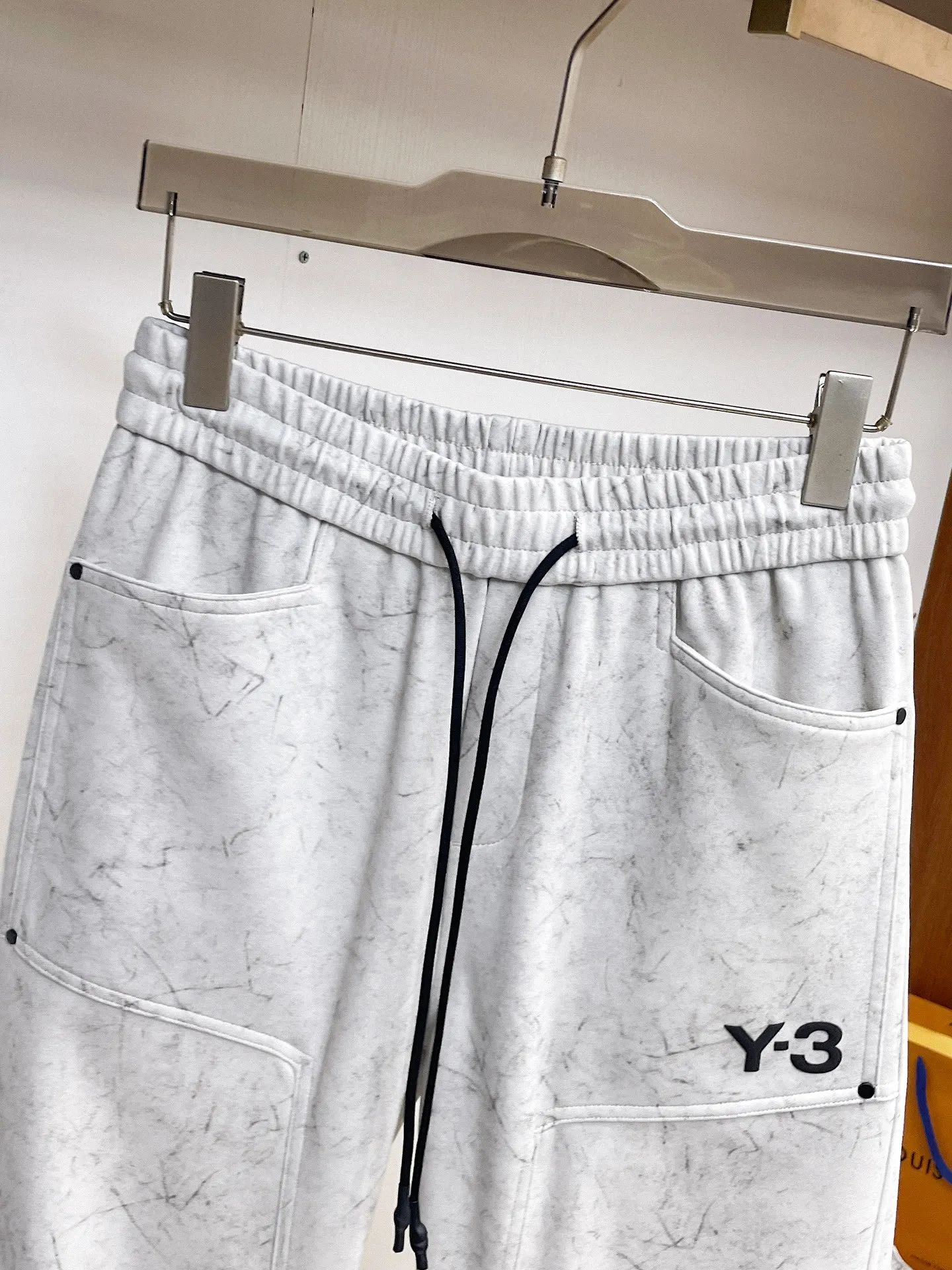 Y 3 🆕2026 Autumn and Winter New Arrival trousers and casual pants🎁 are on sale simultaneously on the official website. Brand Classic LOGO casual pants, customized fabrics, excellent comfort and strong touch. Highly recognisable, perfect appearance and craftsmanship. Size:M-3XL